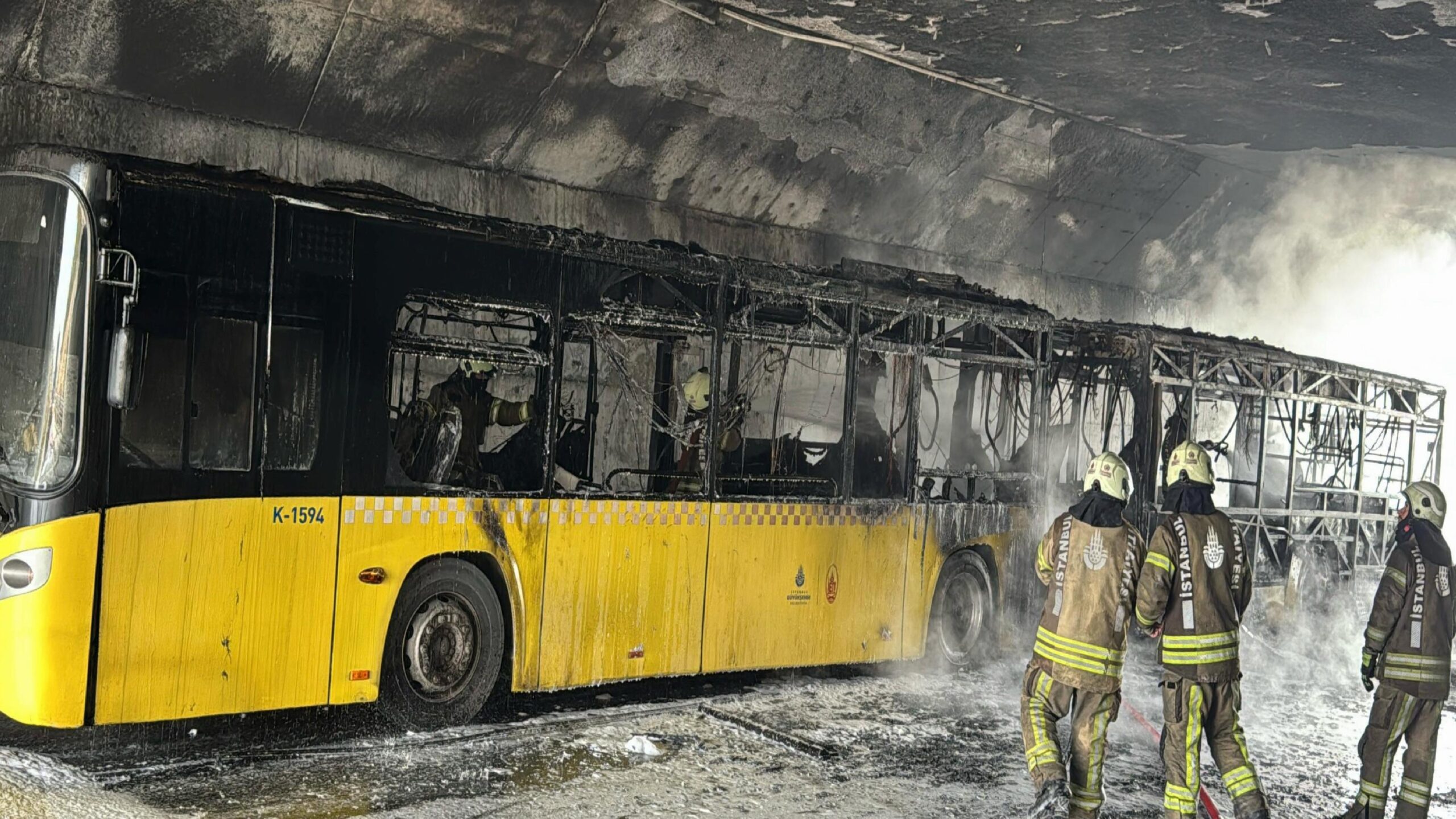 Başakşehir’de seyir halindeki İETT otobüsü yandı haberi