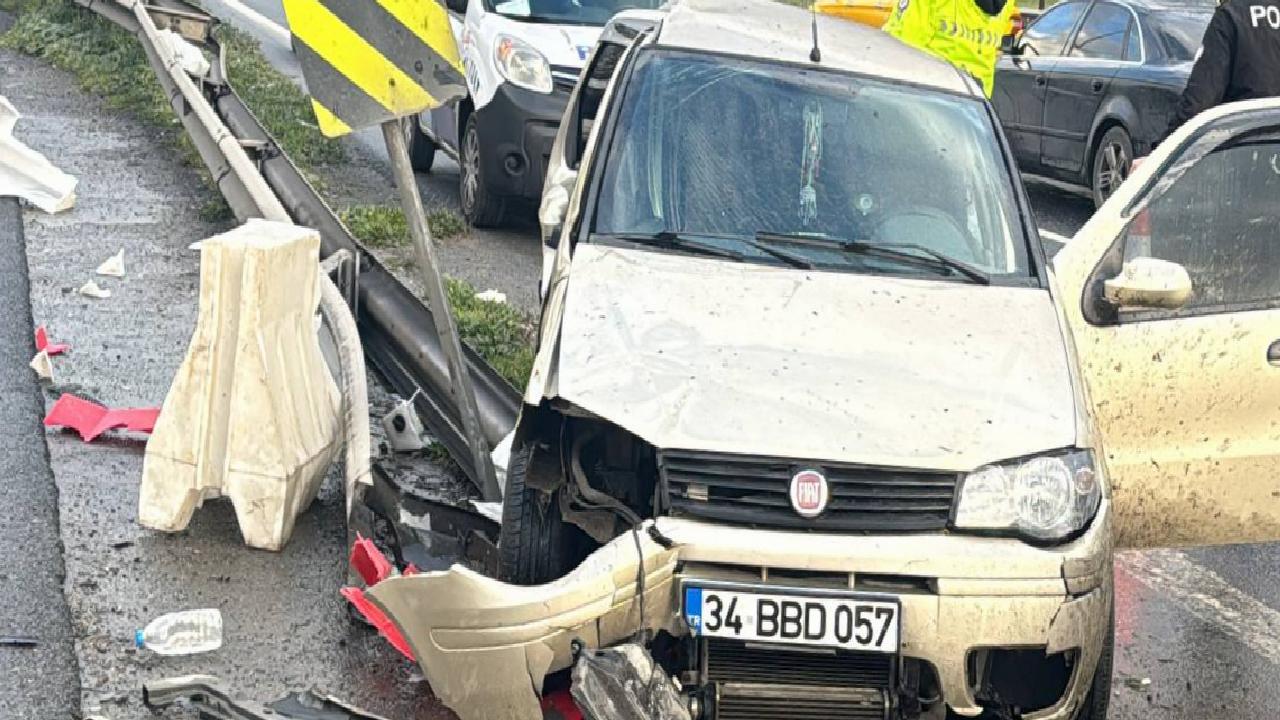 Bayrampaşa’da bariyerlere çarpan otomobildeki 2 kişi yaralandı haberi