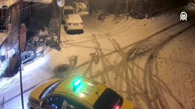 Beykoz’da buzlu yolda kayan otomobil bir taksi ile iki eve çarptı haberi