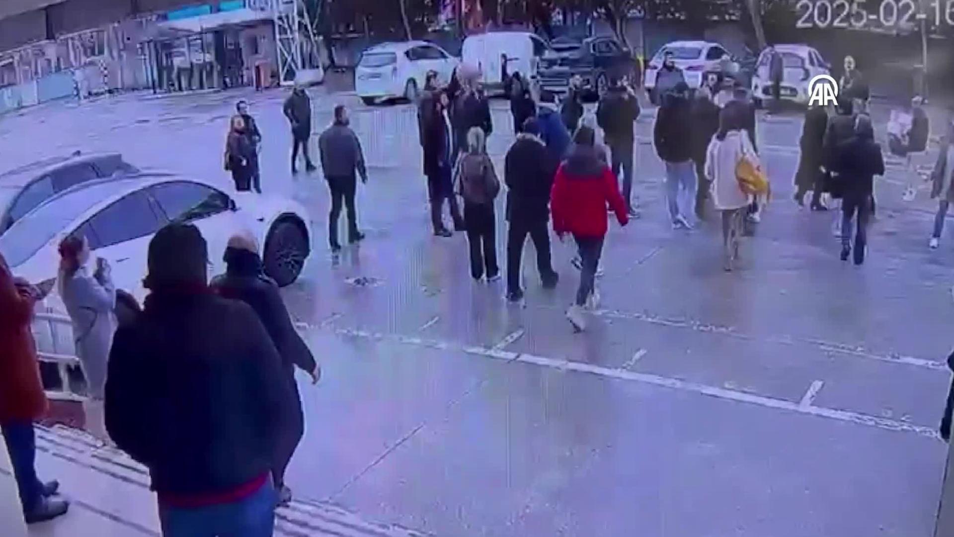 Beylikdüzü’nde 3 kişinin yaralandığı silahlı kavga kamerada haberi