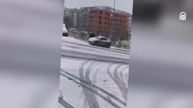 Beylikdüzü’nde kar yağışı hasarlı trafik kazalarına neden oldu haberi