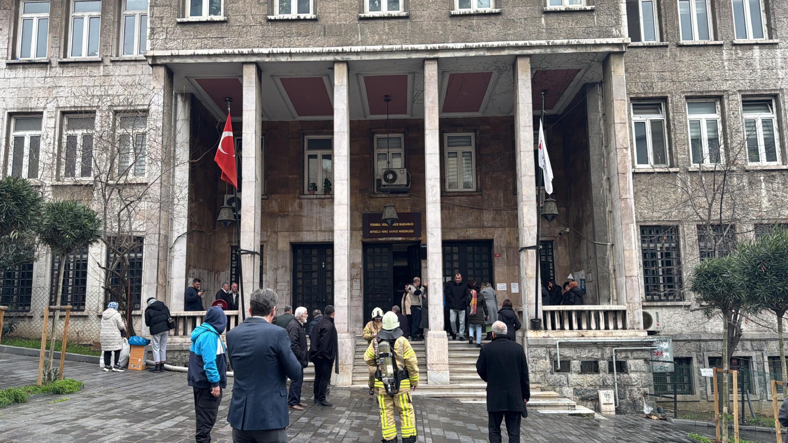 Beyoğlu’nda vergi dairesinin bodrumunda çıkan yangın söndürüldü haberi