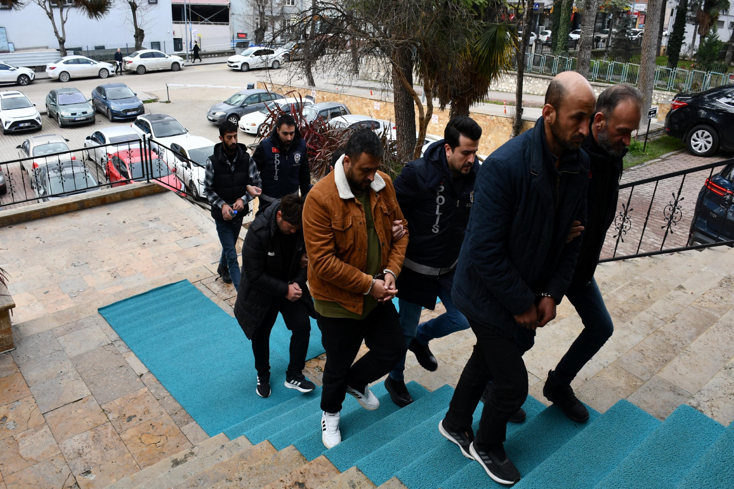 Bilecik merkezli dolandırıcılık operasyonunda yakalanan 4 şüpheli tutuklandı haberi