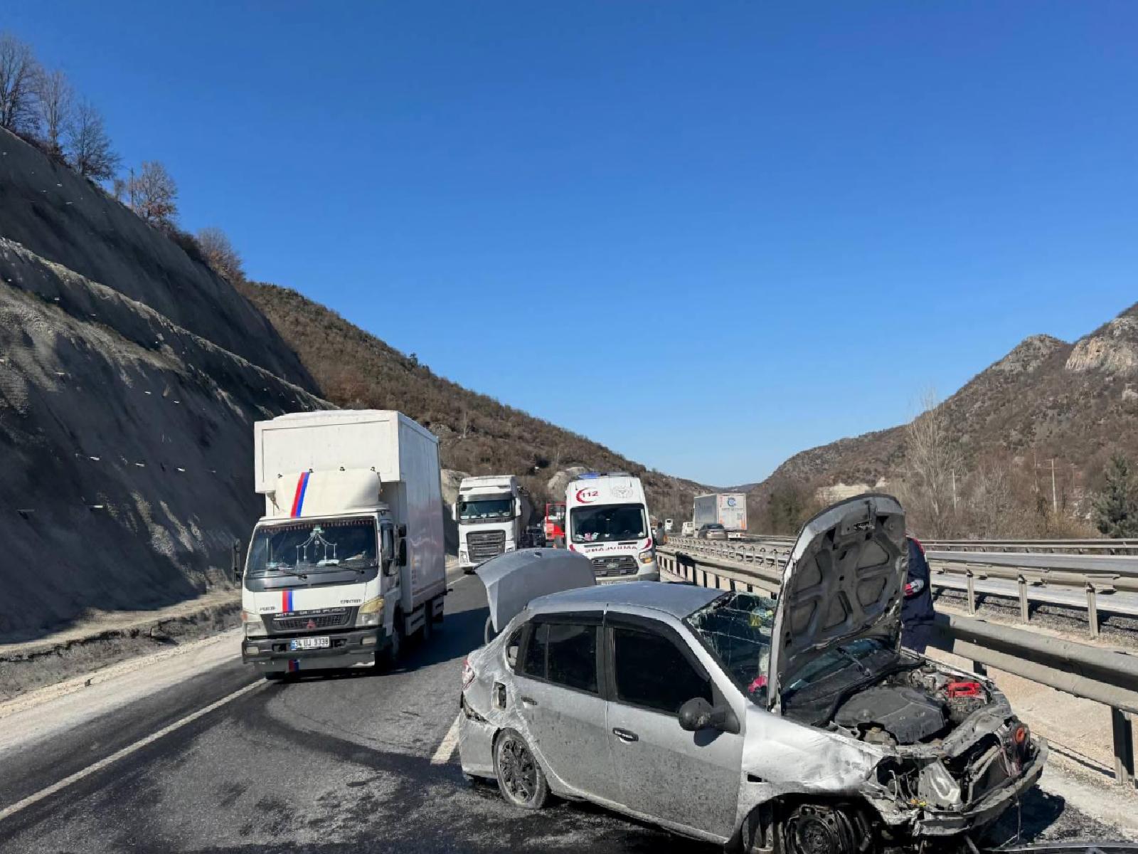 Bilecik’te bariyere çarpan otomobildeki 3 kişi yaralandı haberi