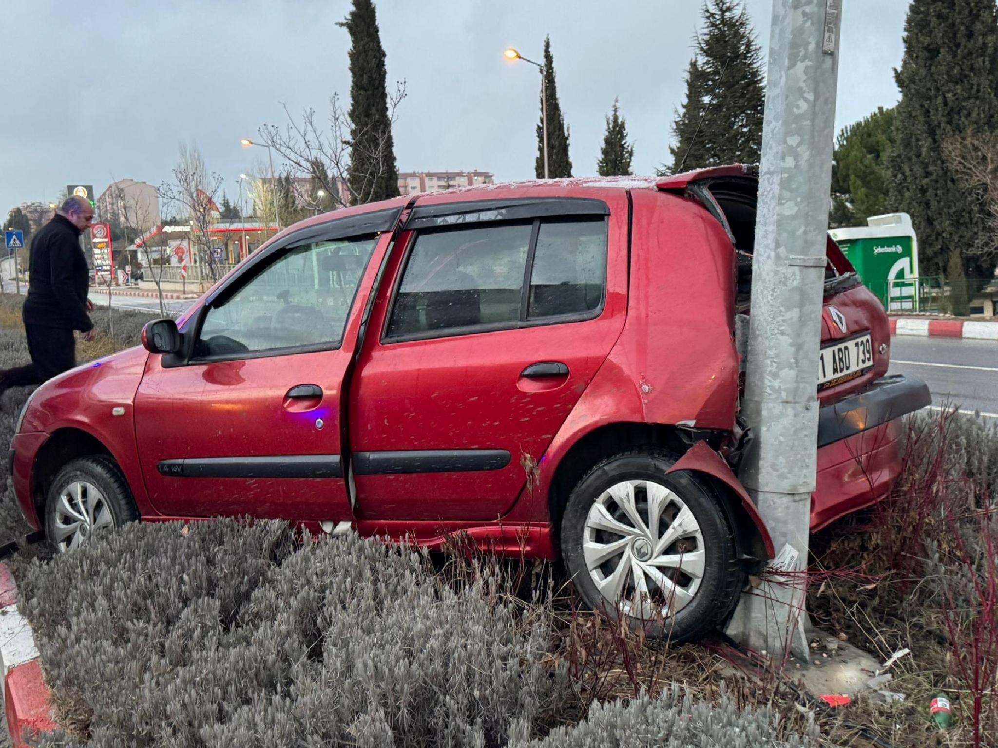 Bilecik’te otomobil önce refüje ardından aydınlatma direğine çarptı haberi