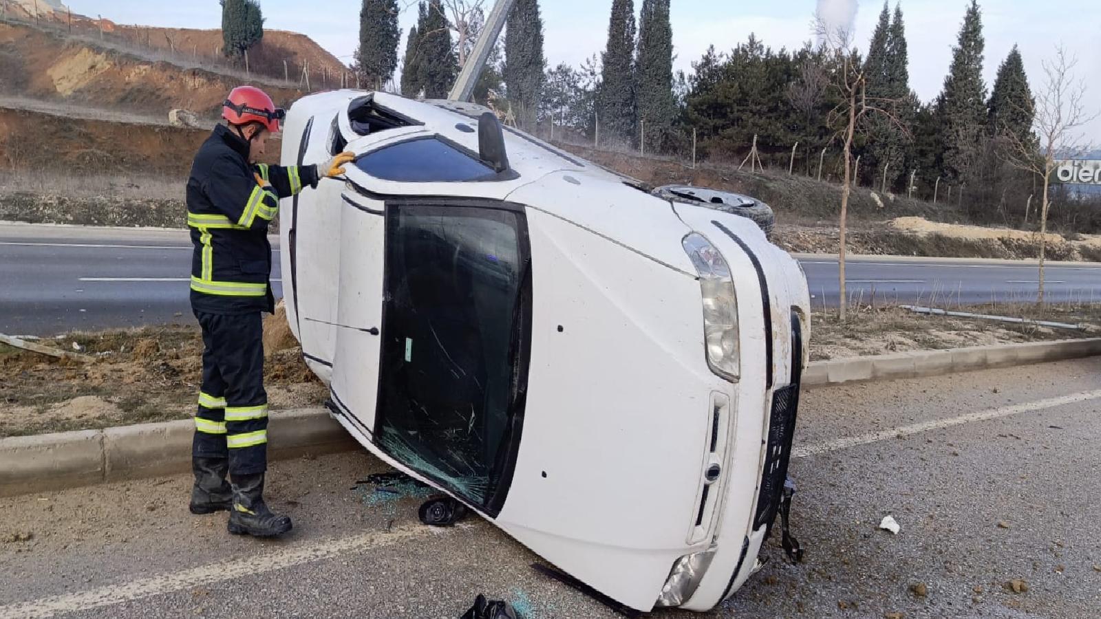 Bilecik’te refüje çarparak devrilen otomobildeki 2 kişi yaralandı haberi