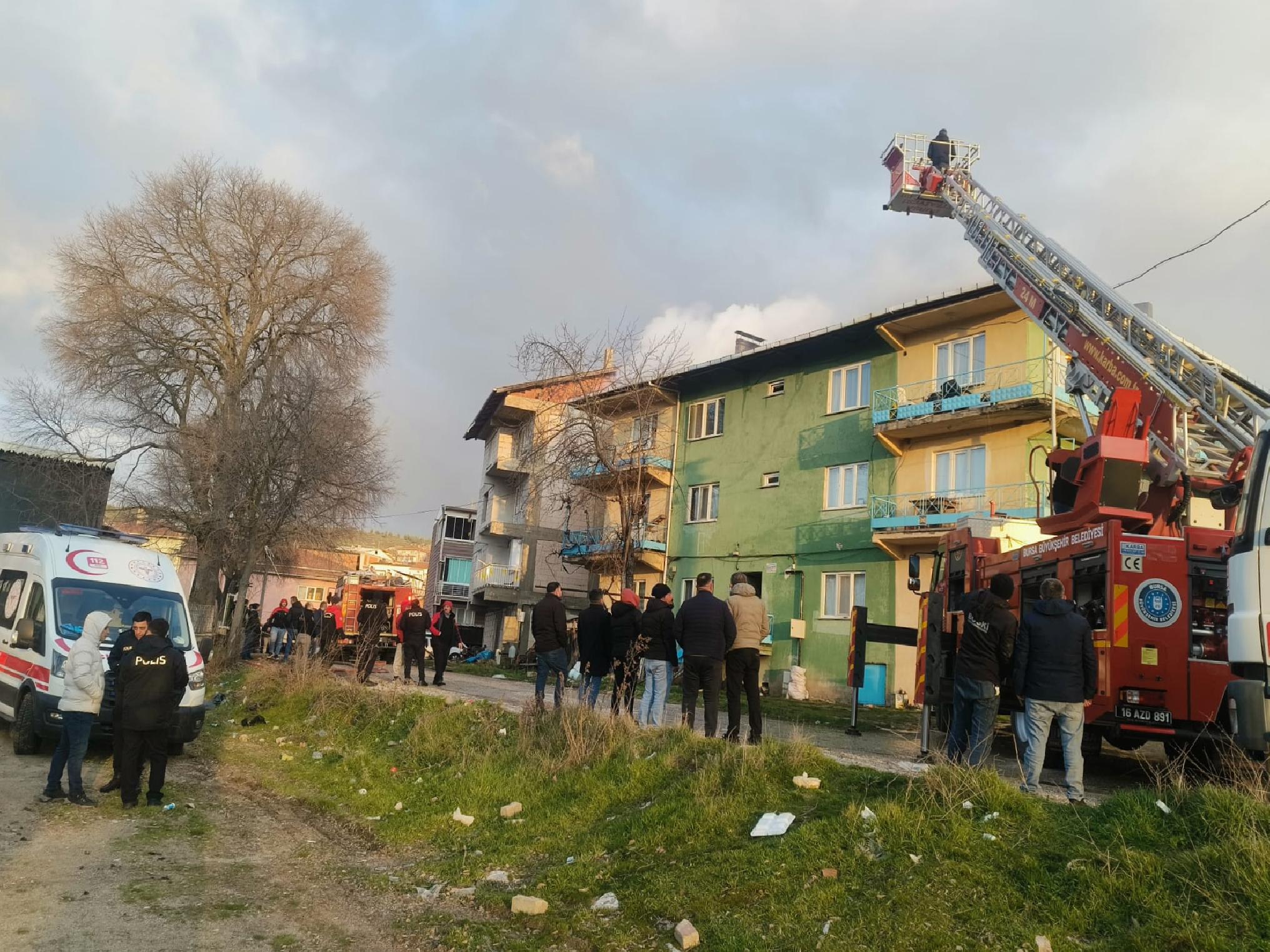 Bursa’da 3 katlı binanın çatısında çıkan yangın söndürüldü haberi