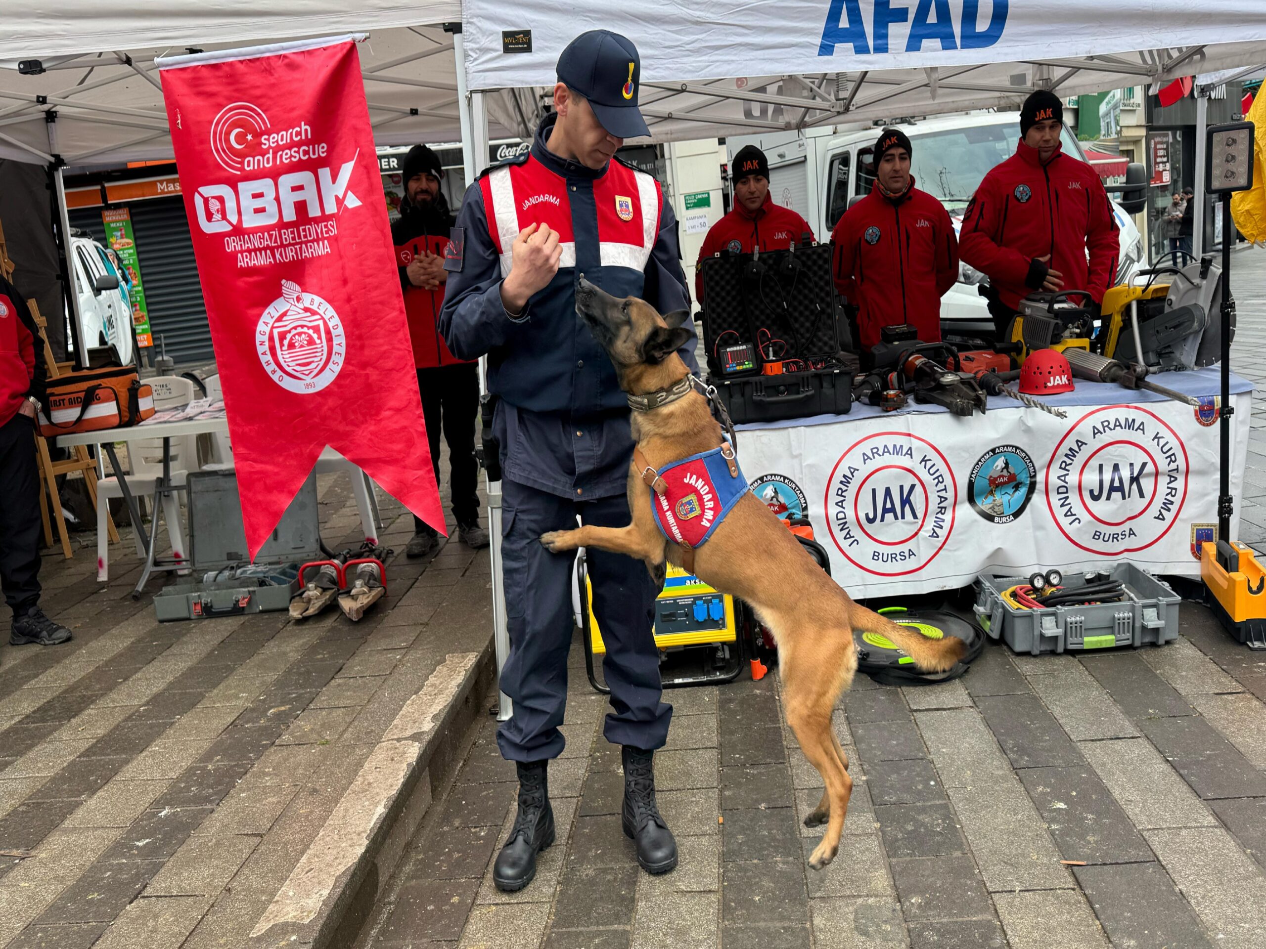 Bursa’da 6 Şubat depremleri anma etkinliğinde arama kurtarma malzemeleri sergilendi haberi