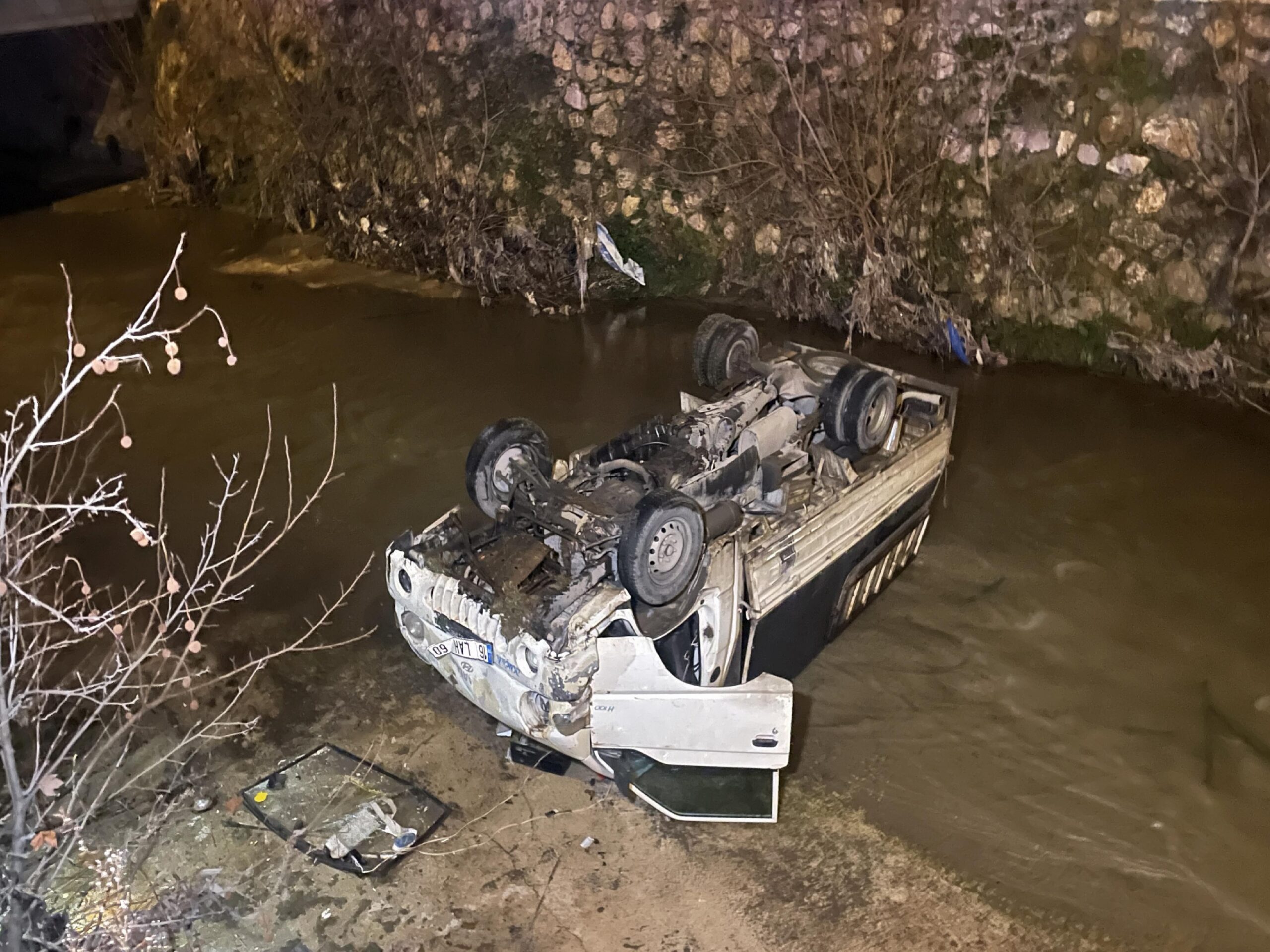 Bursa’da dereye düşen kamyonetin sürücüsü yaralandı haberi