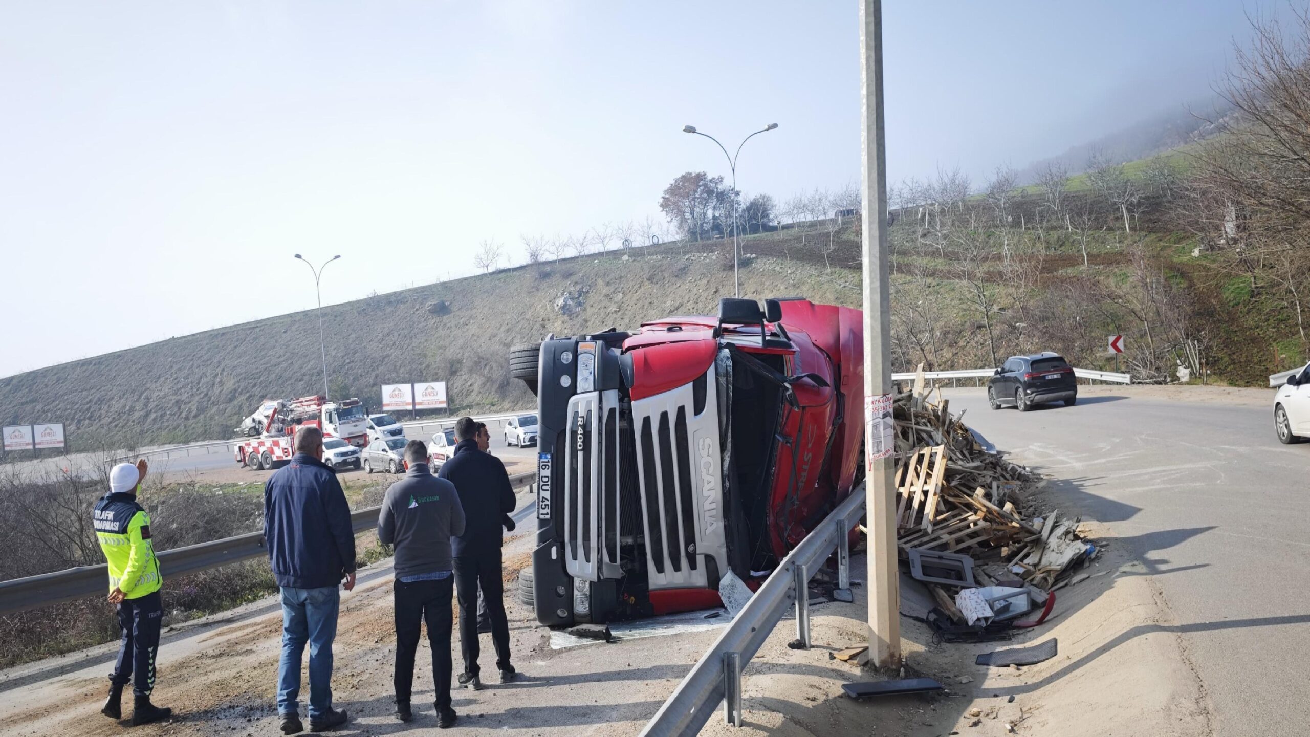 Bursa’da devrilen ahşap yüklü tırın sürücüsü yaralandı haberi