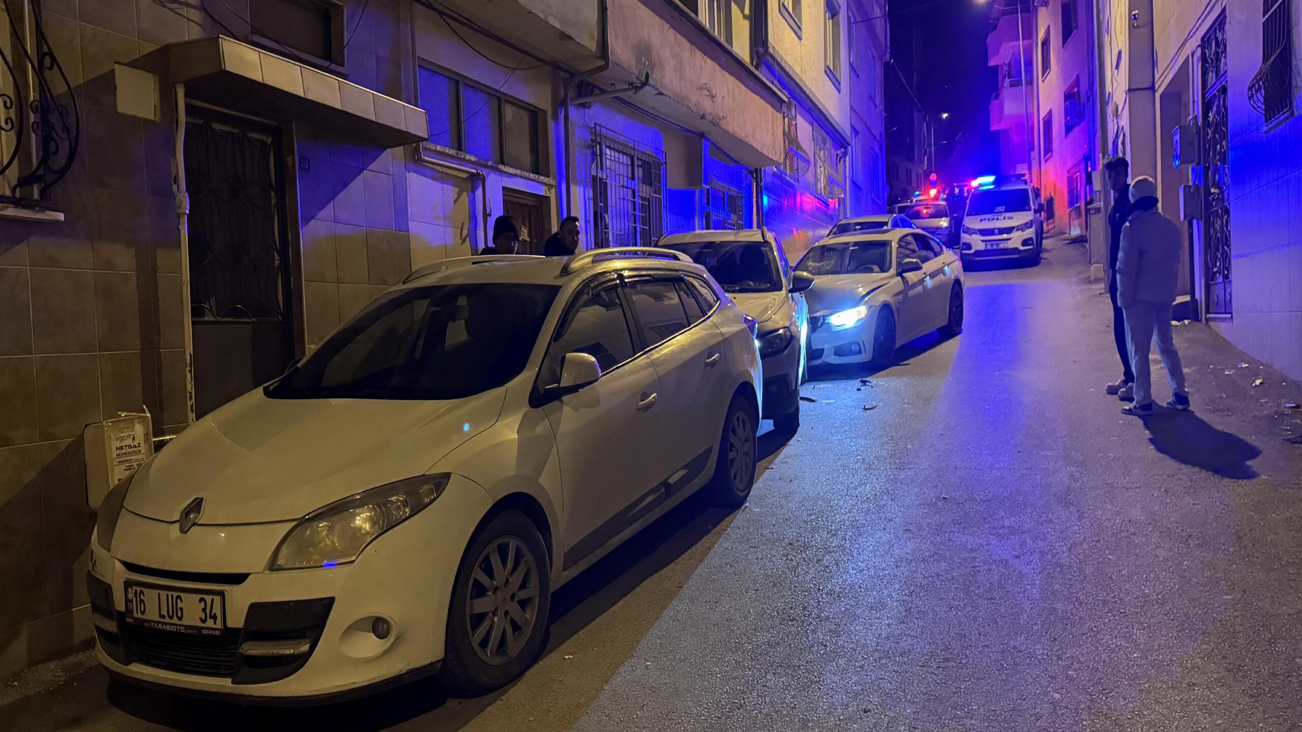 Bursa’da ehliyetsiz sürücü park halindeki 3 otomobile çarptı haberi