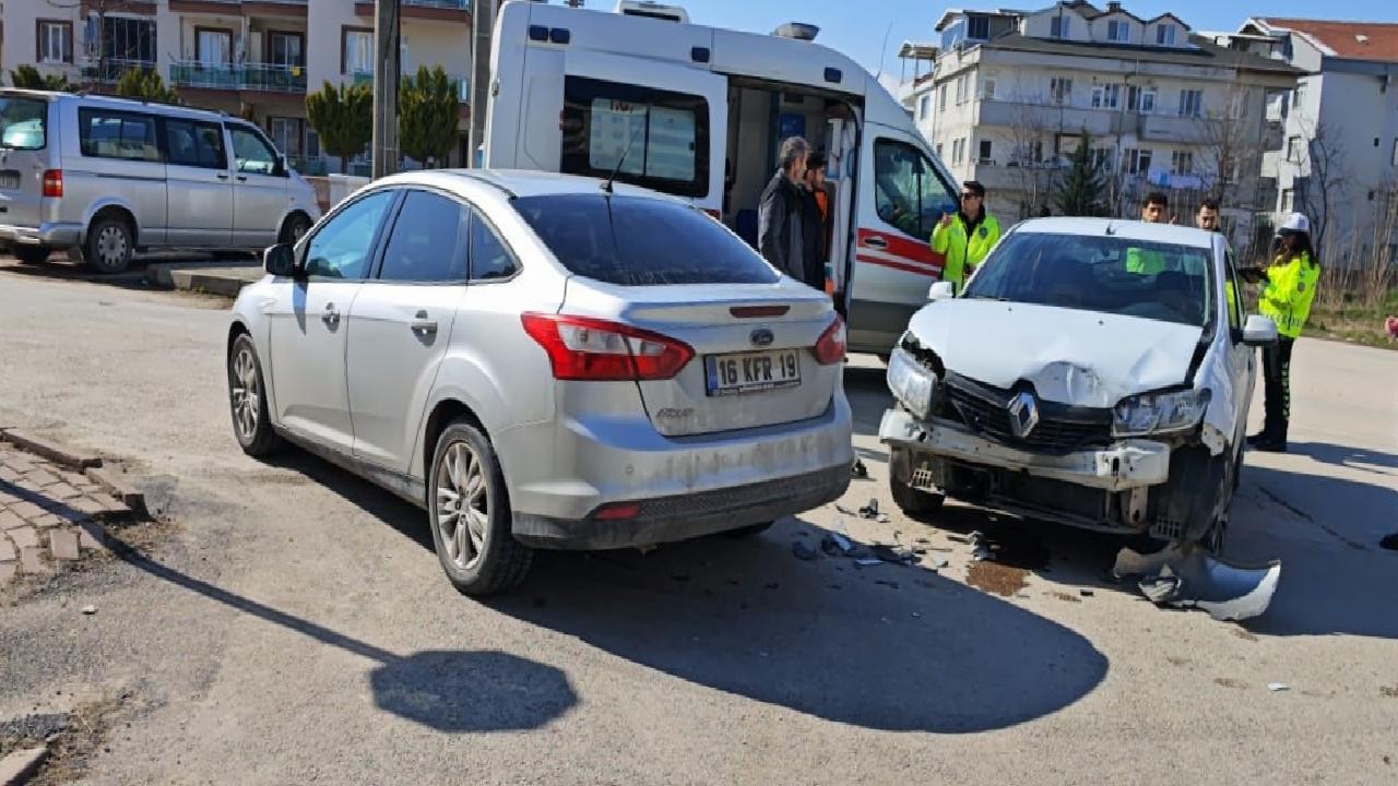 Bursa’da iki otomobilin çarpıştığı kazada 2 kişi yaralandı haberi