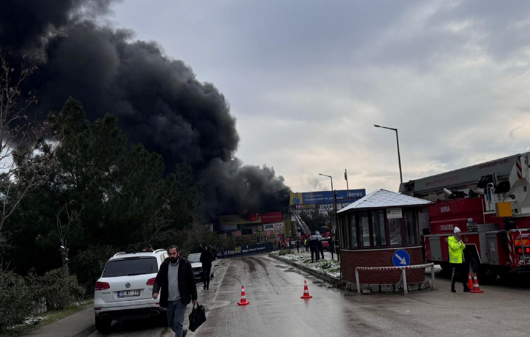 Bursa’da madeni yağ dükkanında çıkan yangına müdahale ediliyor haberi