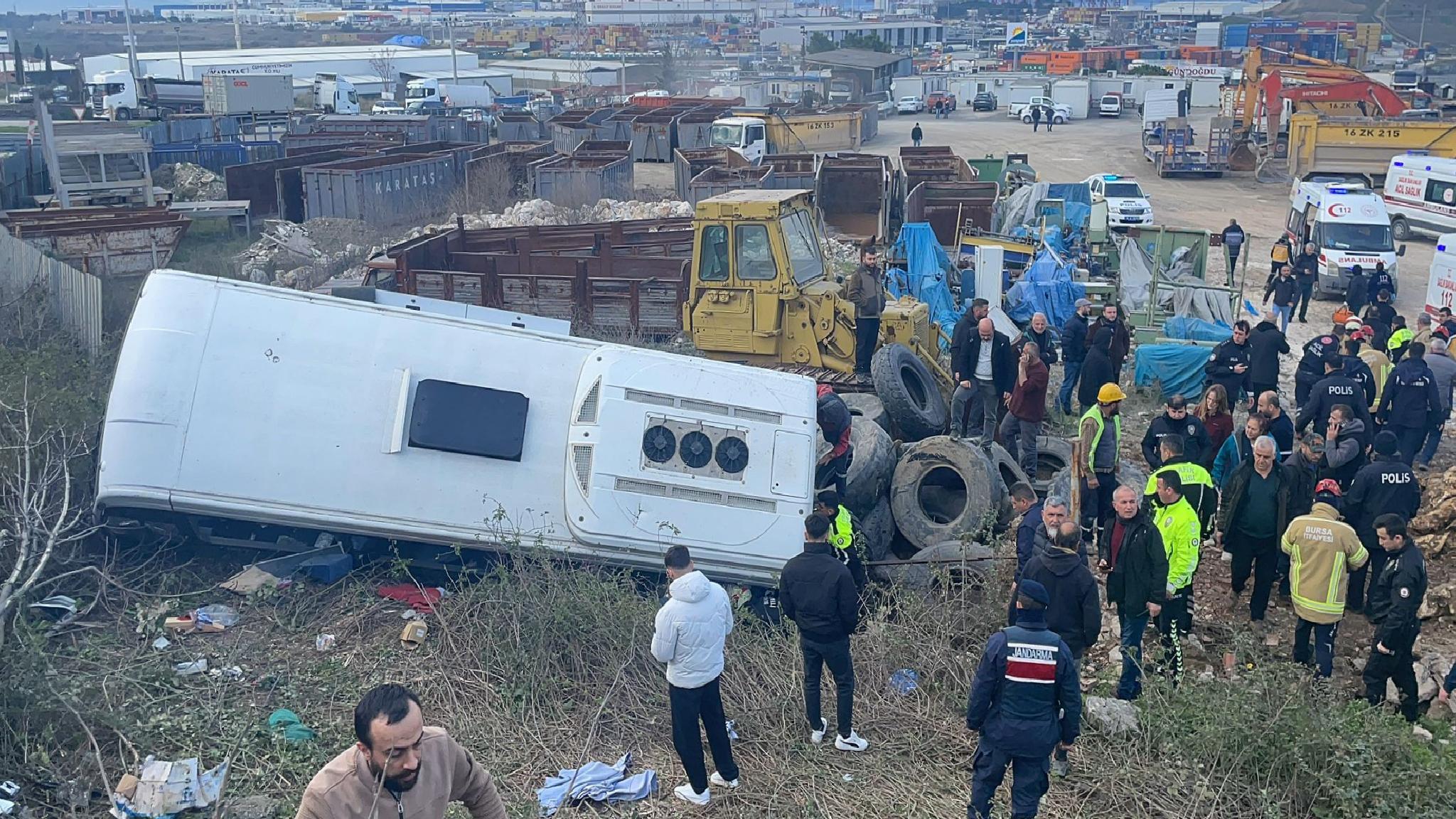 Bursa’da tırla çarpışan otobüsün şarampole devrilmesi sonucu 9 kişi yaralandı haberi