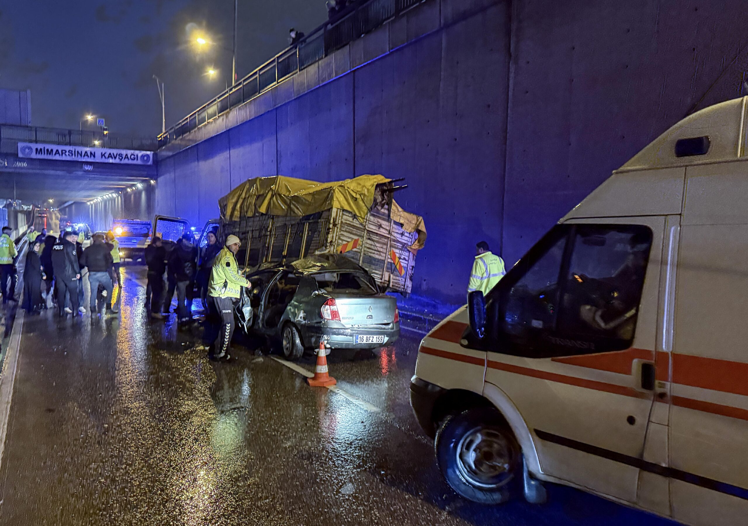 Bursa’da zincirleme trafik kazasında 1 kişi öldü, 4 kişi yaralandı haberi