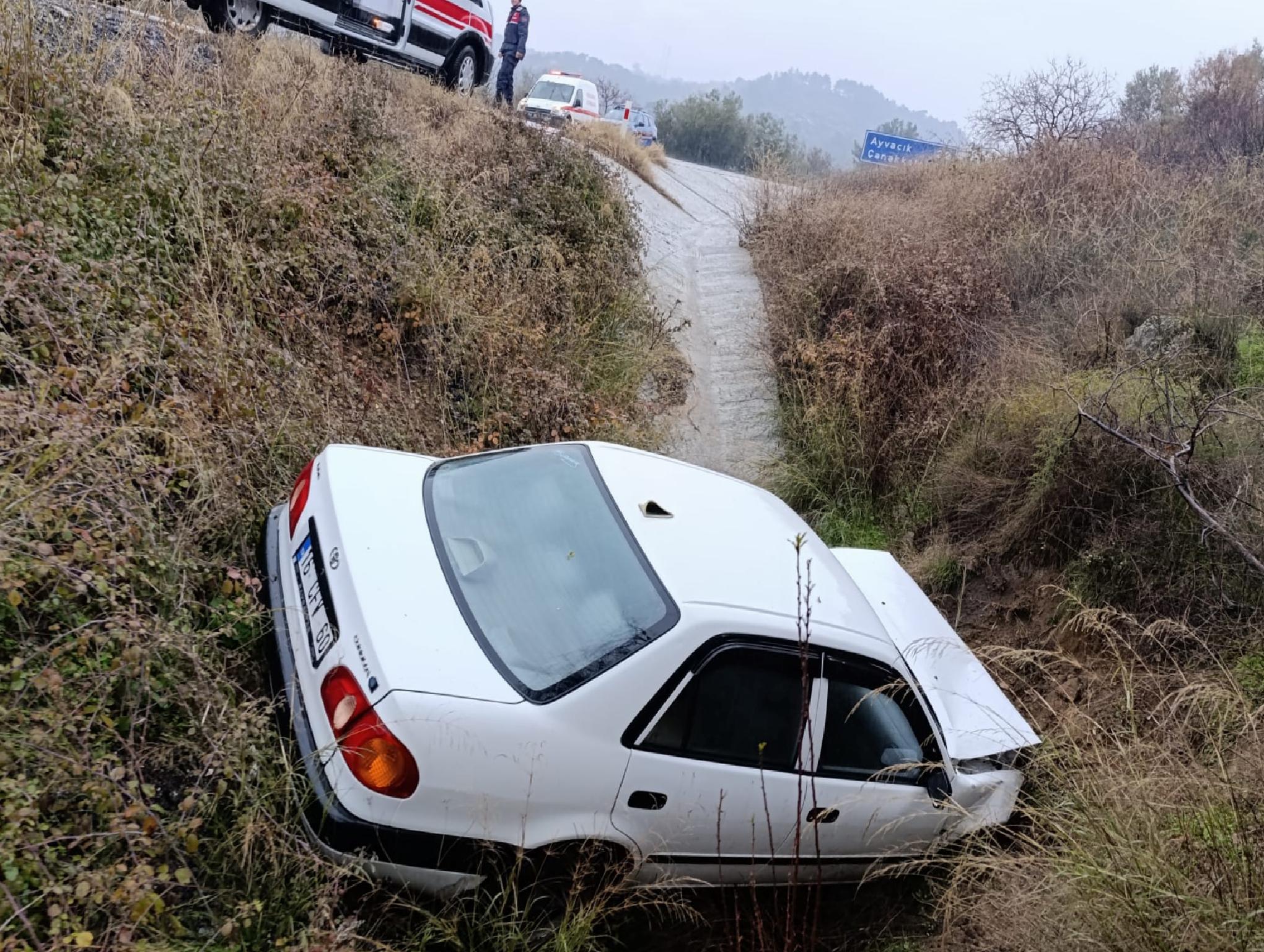 Çanakkale’de şarampole devrilen otomobilin sürücüsü yaralandı haberi