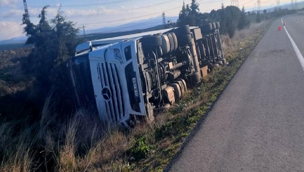 Çanakkale’de tır şarampole devrildi haberi