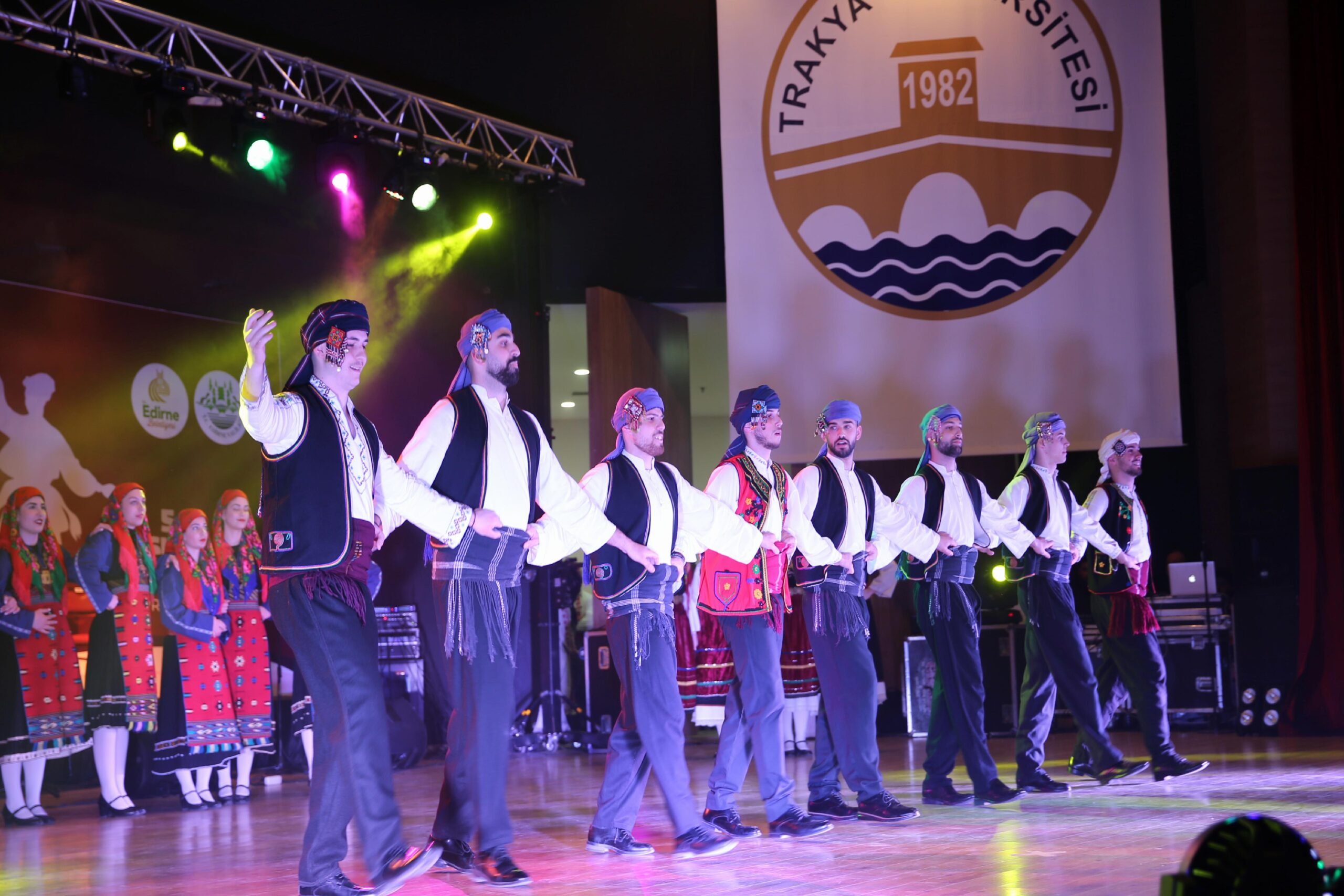 Edirne’deki Uluslararası Balkan Halk Oyunları Festivali “Gala Gecesi” gösterileriyle sona erdi haberi