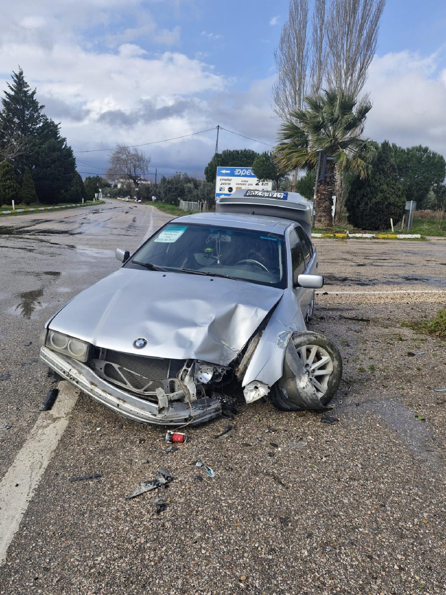 Erdek’te trafik lambasına çarpan otomobilin sürücüsü yaralandı haberi