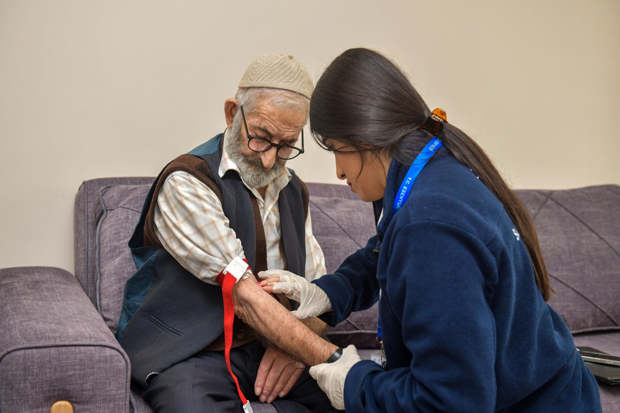 Esenyurt Belediyesinden hastalara evde sağlık ve ambulans hizmeti haberi