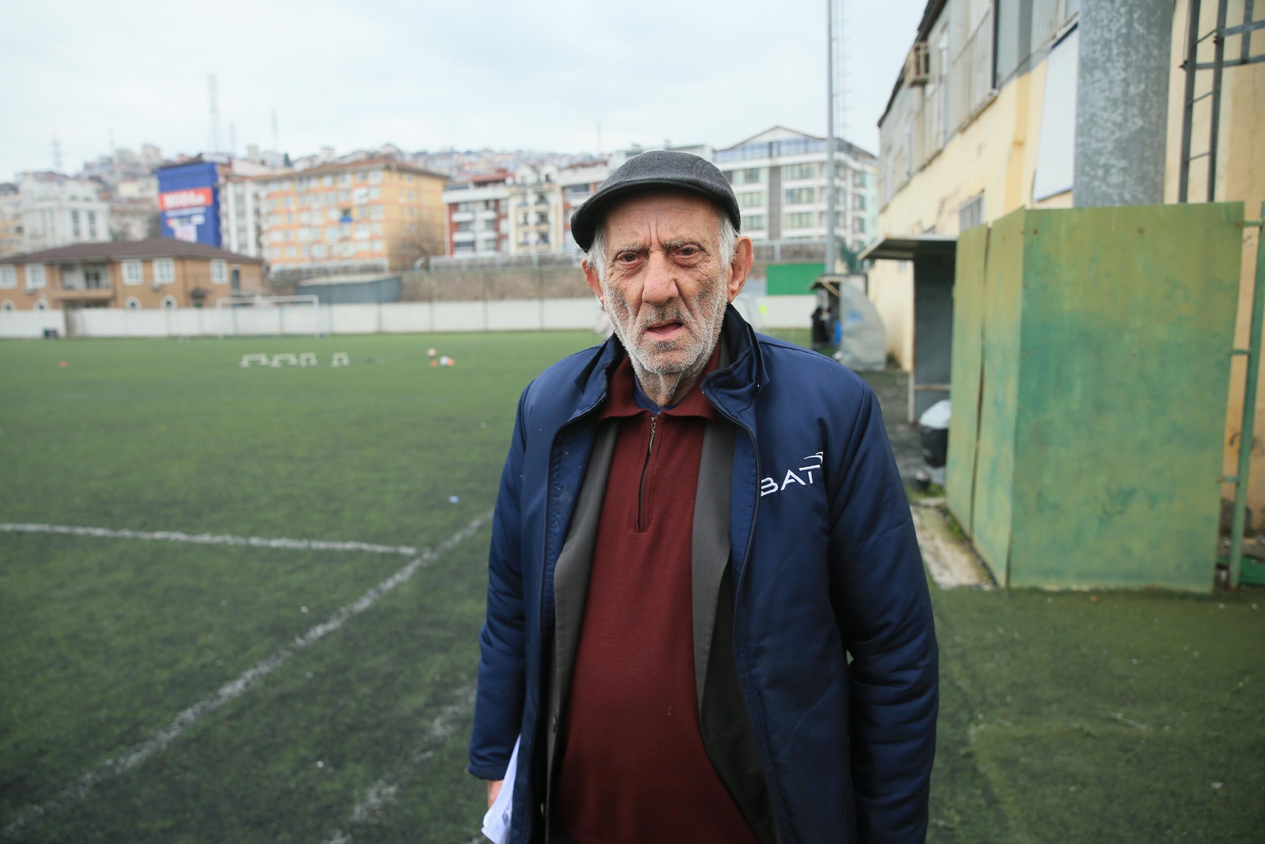 Futbol sevdalısı emektar köfteci, işi bıraktı “hakemliği” bırakamadı haberi