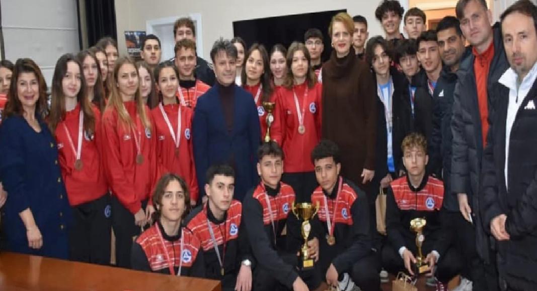 Gelibolu Belediye Başkanı Soyuak, başarılı sporcu öğrencileri ağırladı haberi