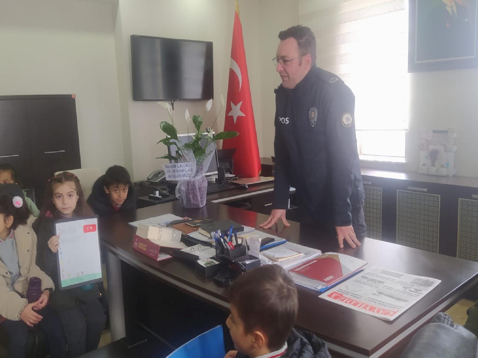 Gelibolu’da ilkokul öğrencileri polisleri ziyaret etti haberi