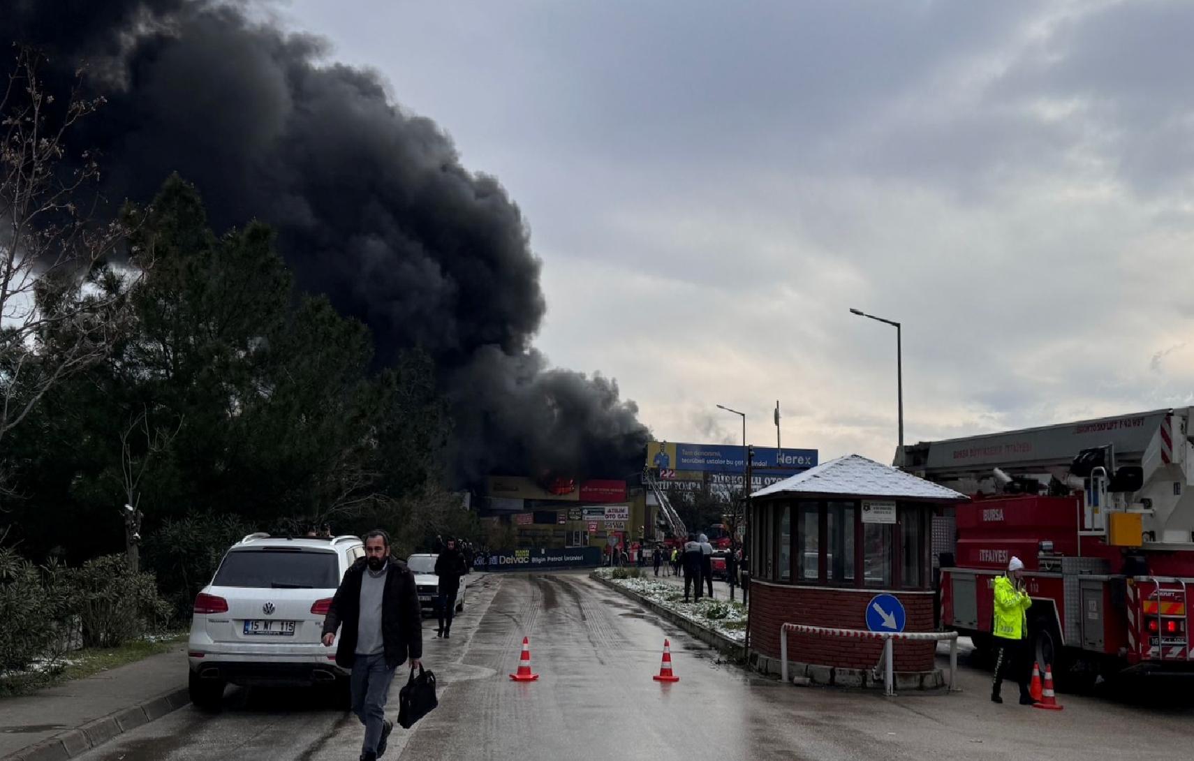 GÜNCELLEME – Bursa’da madeni yağ dükkanında çıkan yangına müdahale ediliyor haberi