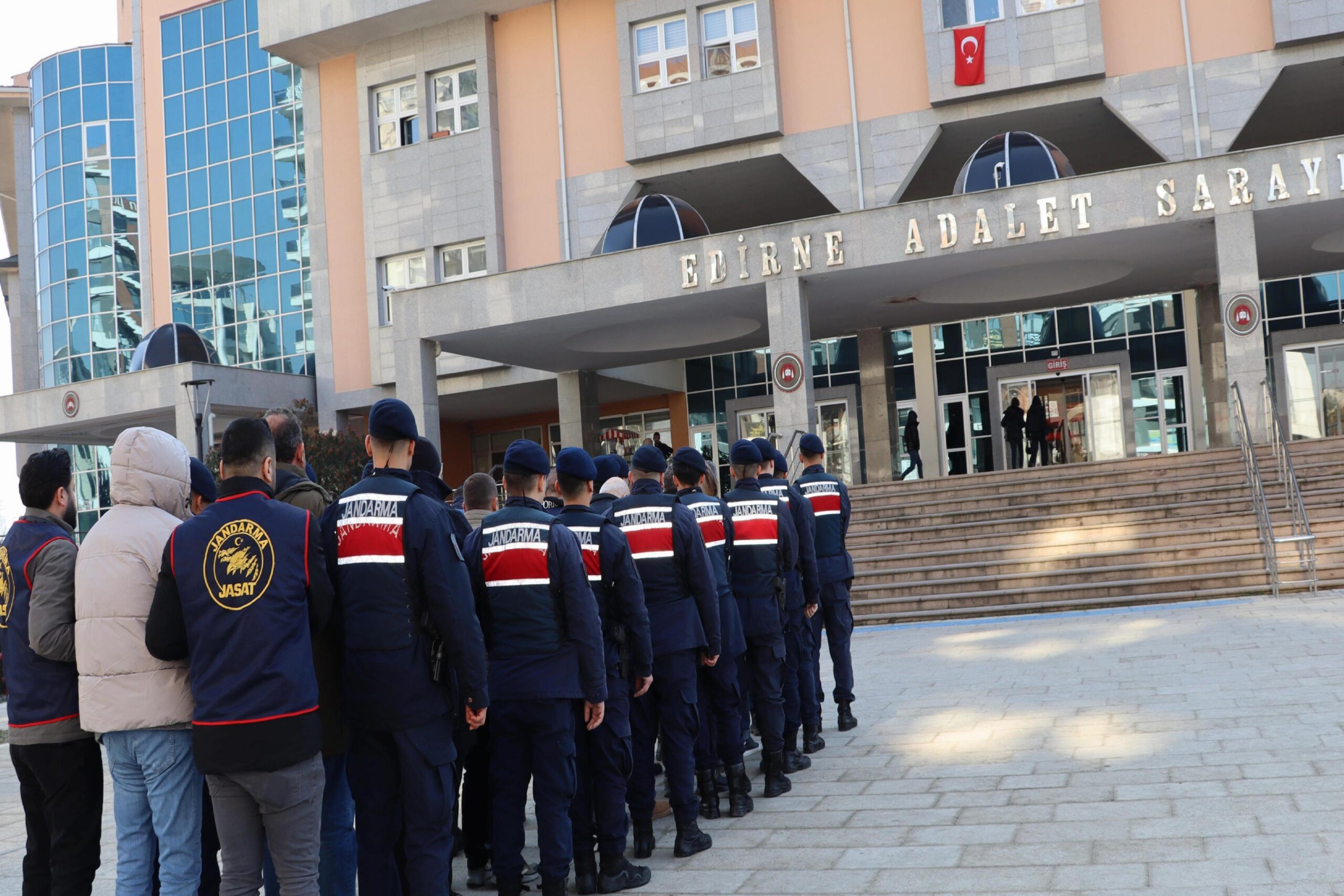 GÜNCELLEME – Edirne’de köy arazisinin satışıyla ilgili eski muhtarın da aralarında olduğu 8 şüpheli tutuklandı haberi