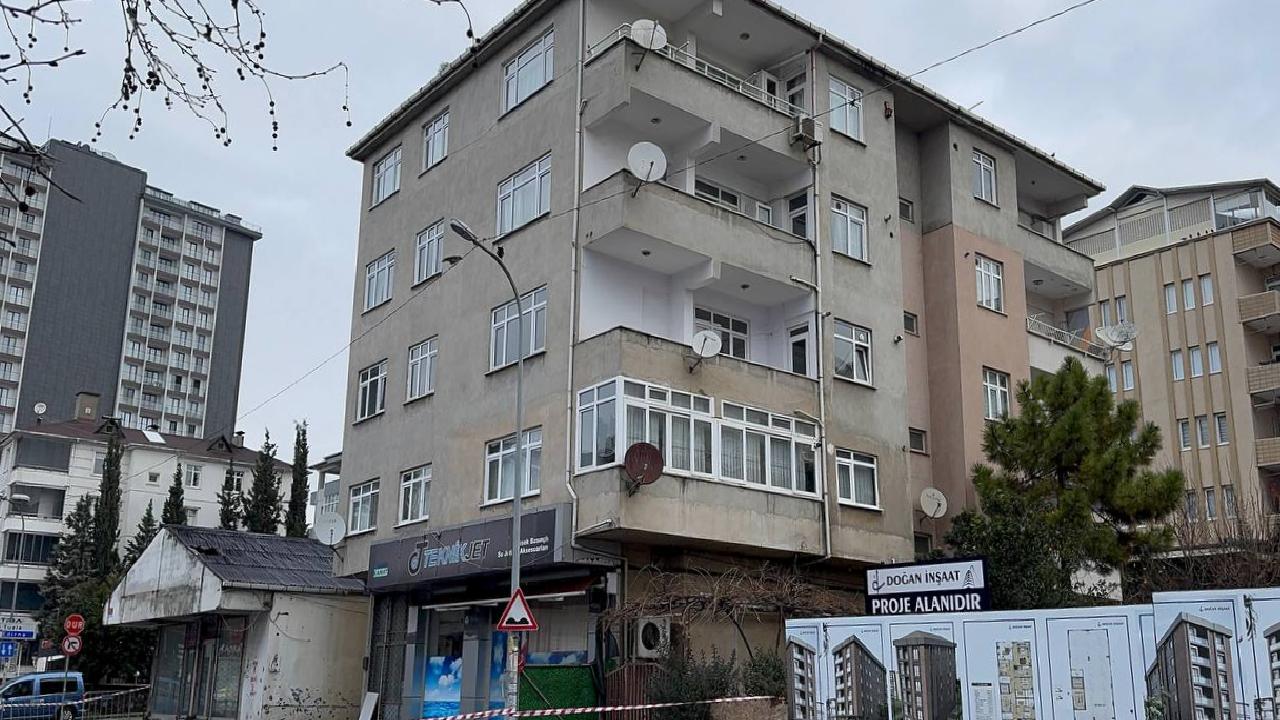 GÜNCELLEME – Tuzla’da duvarlarında çatlaklar oluşan 4 katlı bina tahliye edildi haberi