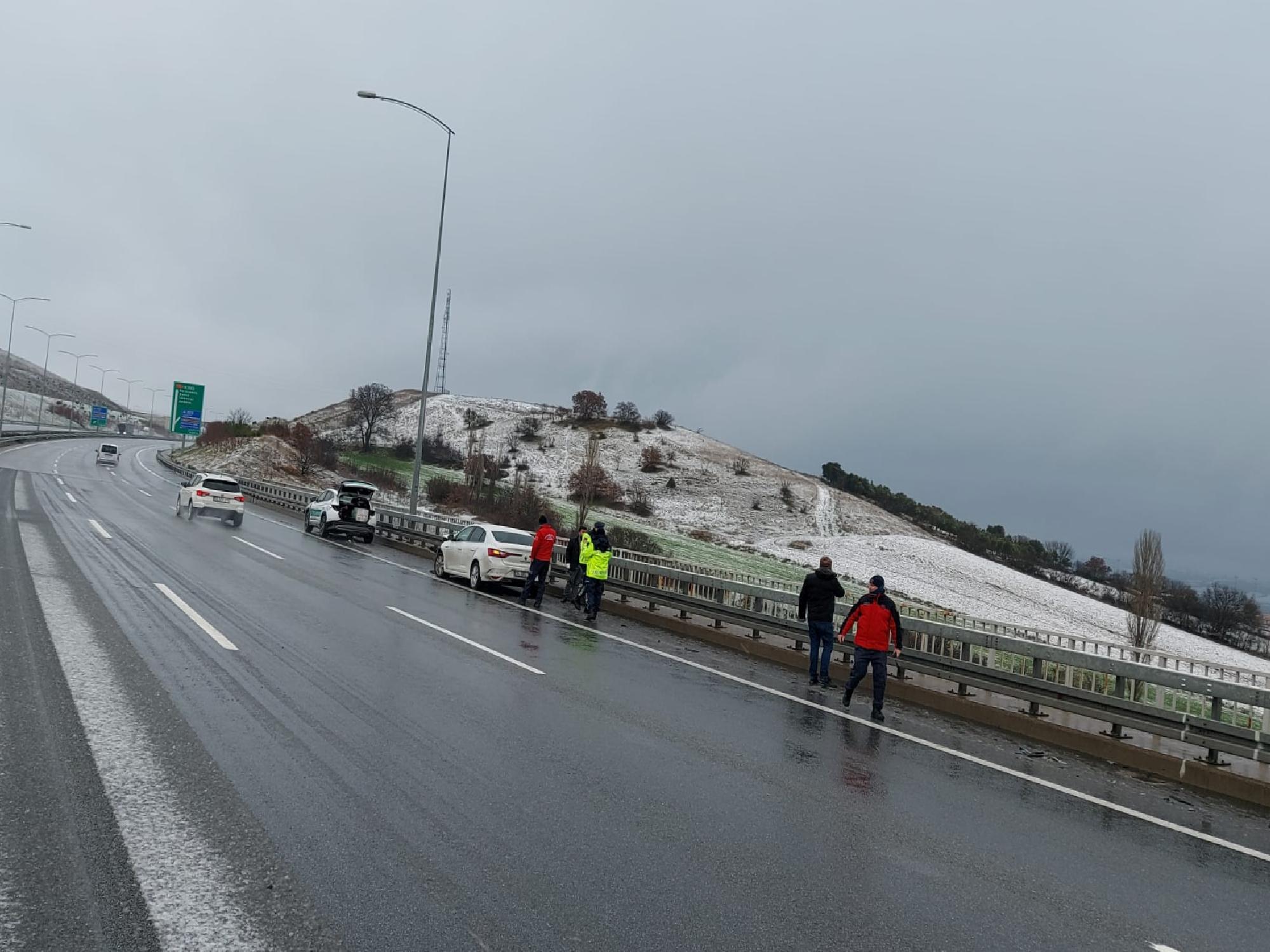 İstanbul-İzmir otoyolundaki 2 farklı kazada 2 kişi yaralandı haberi