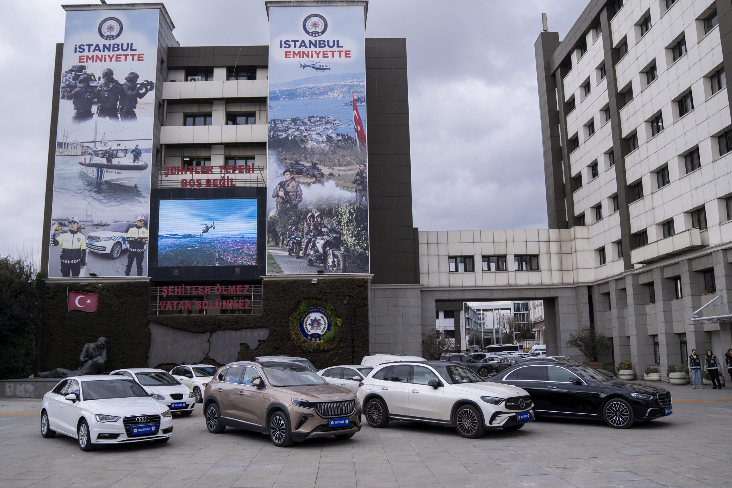 İstanbul merkezli 12 ildeki “kara para” ve “dolandırıcılık” operasyonunda ele geçirilen araçlar sergilendi haberi