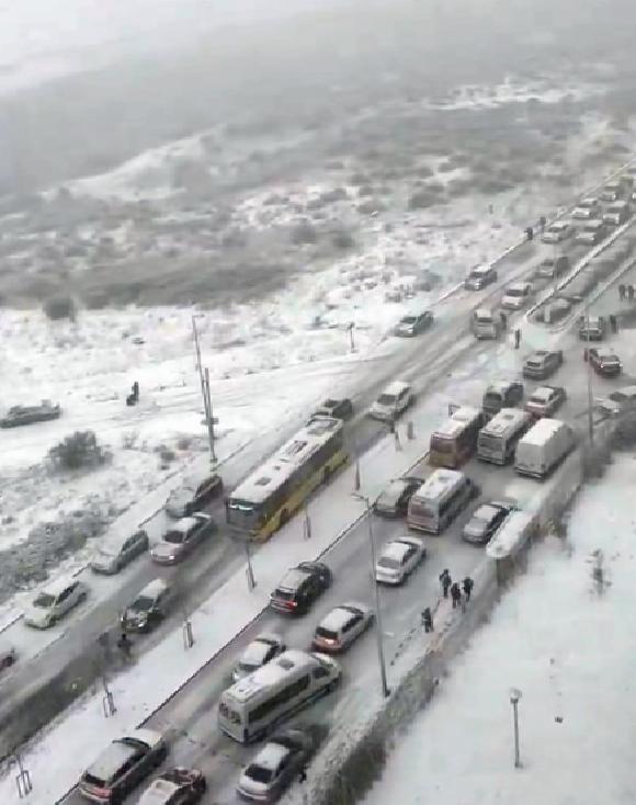 İstanbul’da etkili olan kar yağışı hayatı olumsuz etkiledi haberi