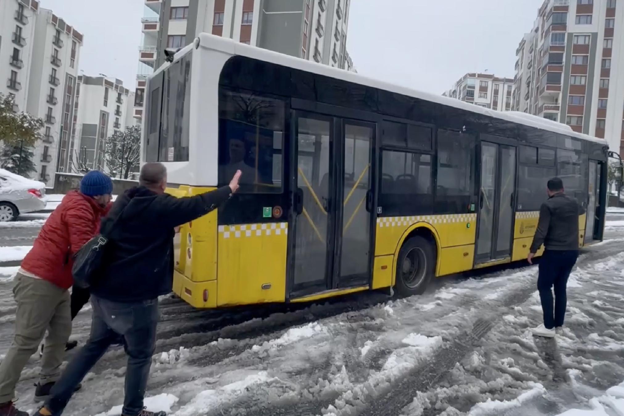 İstanbul’da etkili olan kar yağışı nedeniyle İETT otobüsü yolda kaldı haberi