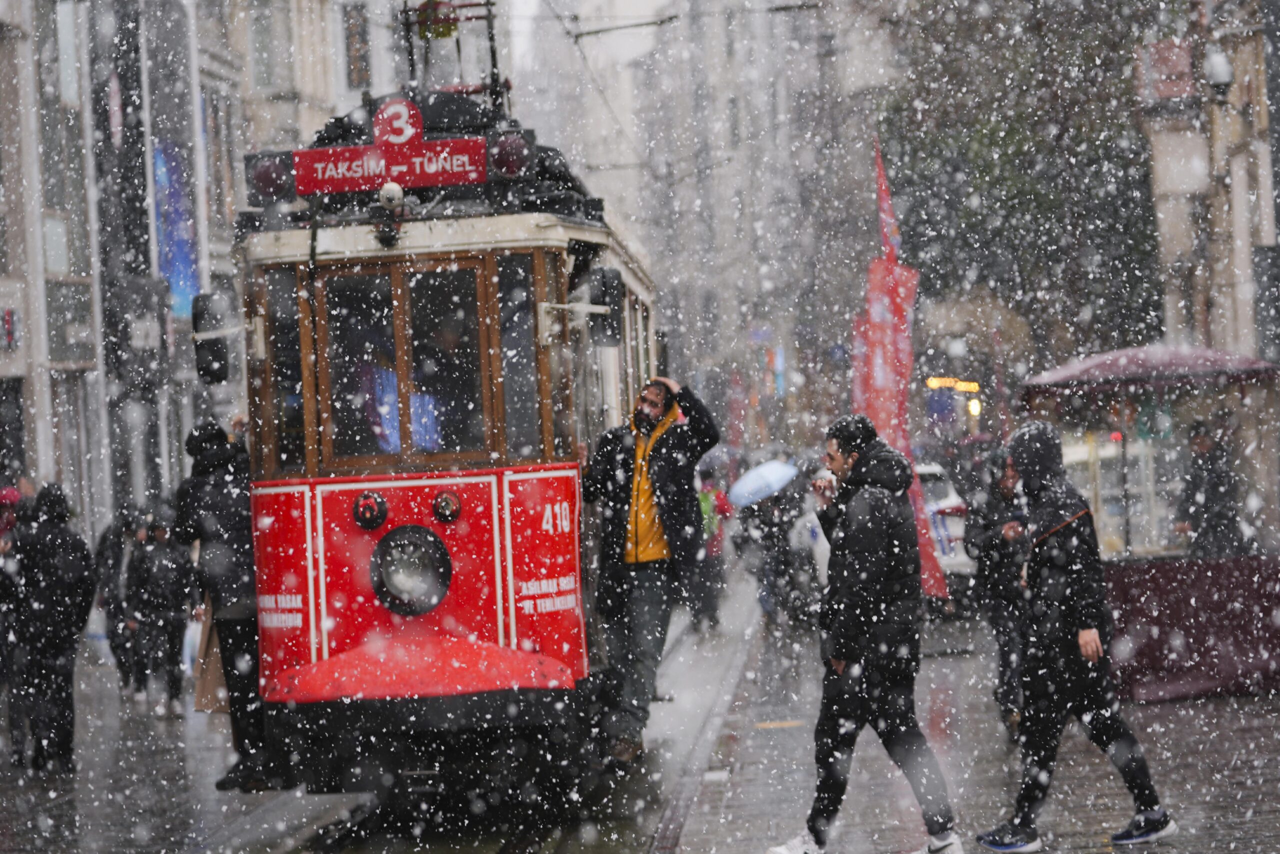 İstanbul’da etkisini artıran kar yağışı trafik yoğunluğuna neden oldu haberi