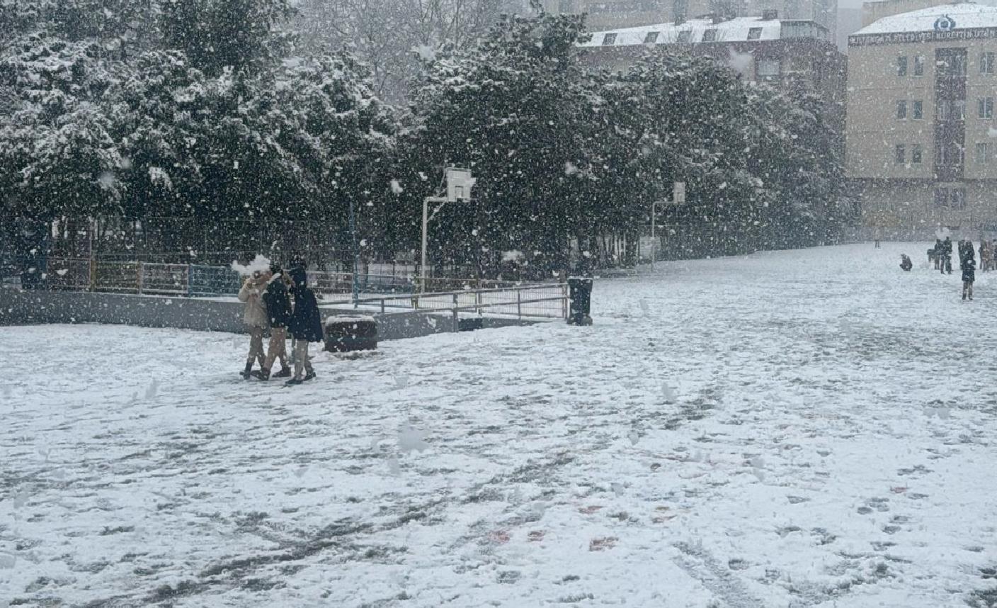 İstanbul’da etkisini sürdüren kar yağışı sürücüleri ve trafiği olumsuz etkiliyor haberi