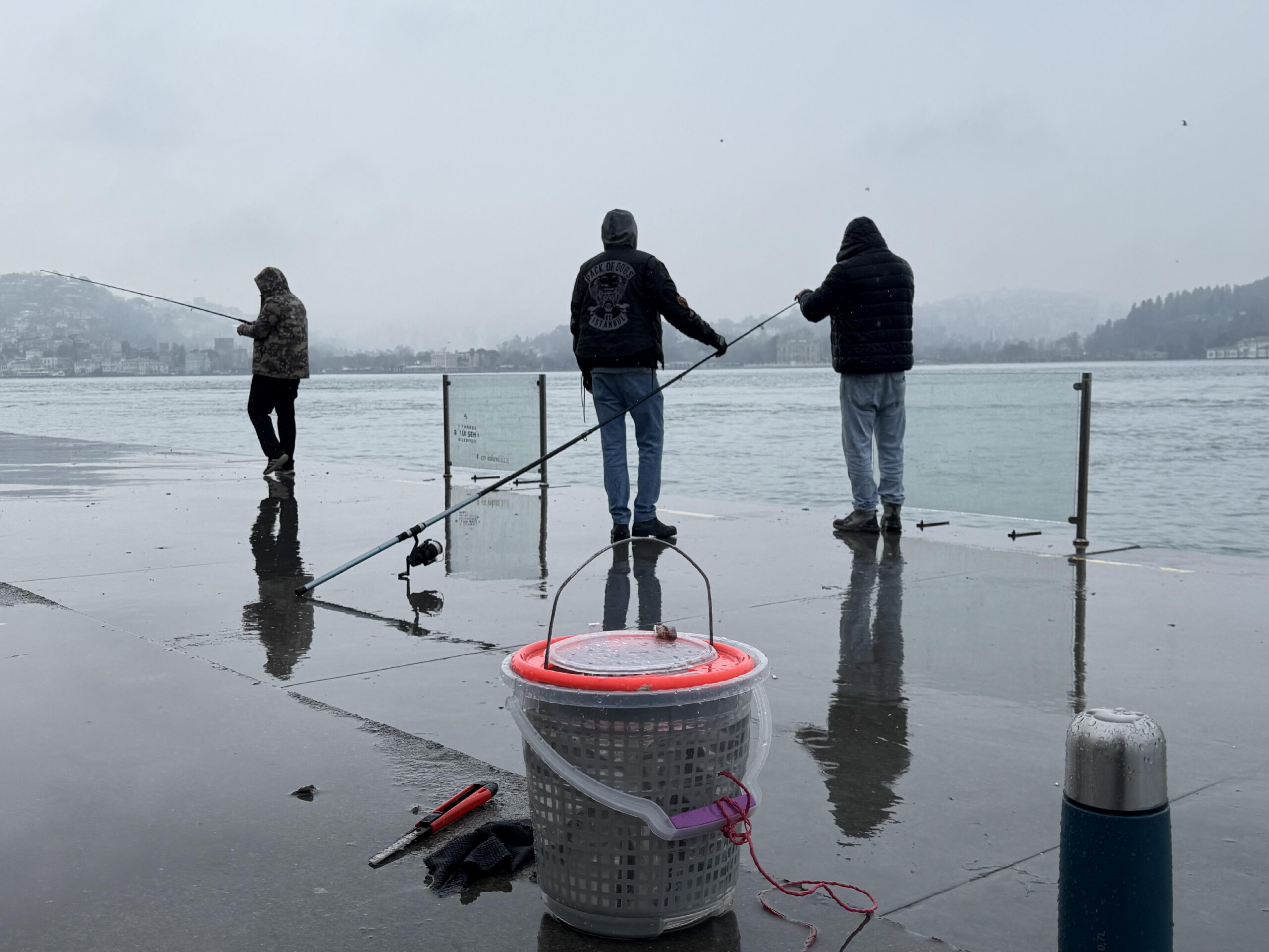 İstanbul’da kar altında balık tuttular haberi