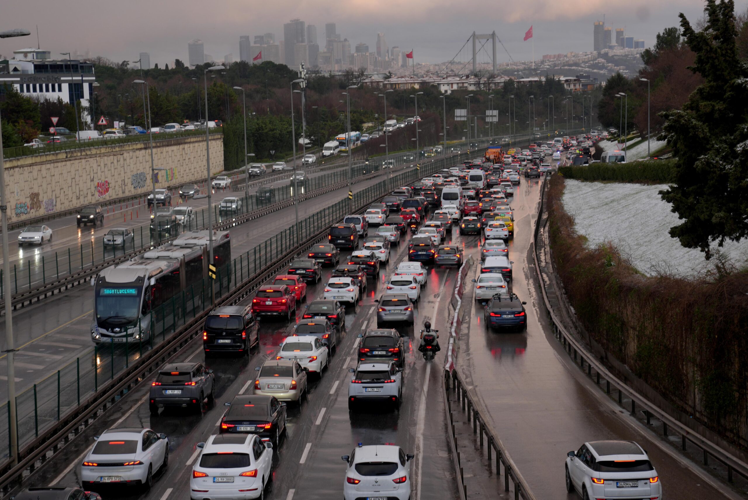 İstanbul’da kar aralıklarla etkisini gösteriyor haberi