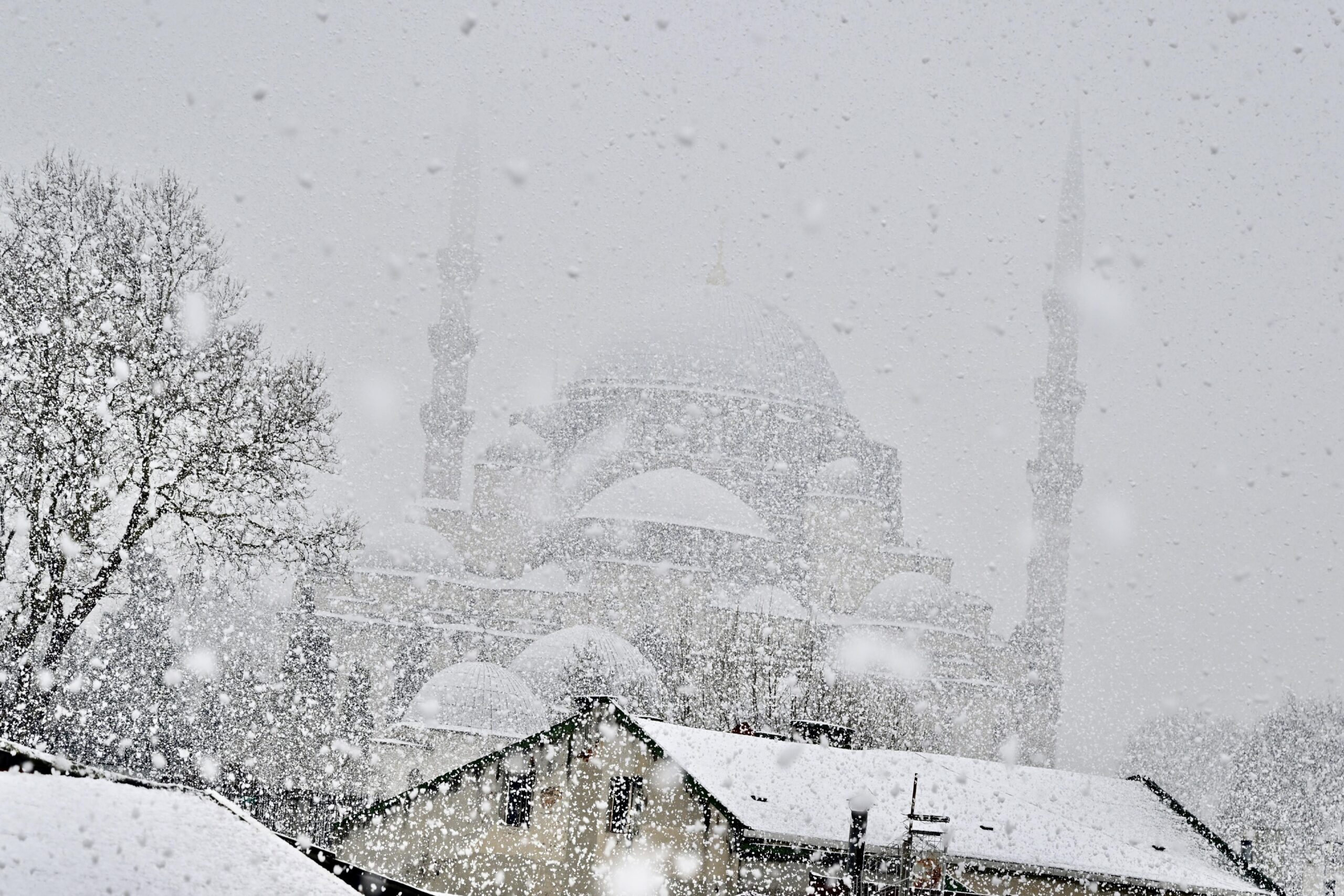 İstanbul’da kar yağışı hayatı ve trafiği olumsuz etkiliyor haberi