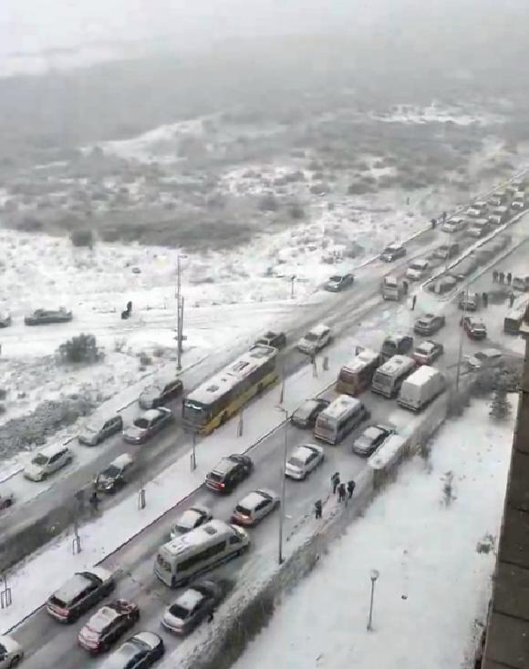 İstanbul’da kar yağışı ulaşımı olumsuz etkiledi haberi