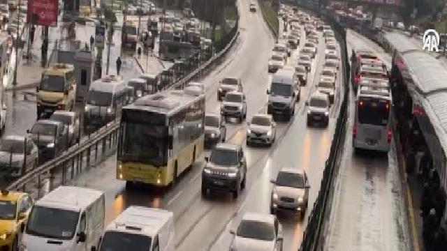 İstanbul’da kar yağışının etkisiyle trafik yoğunluğu yaşanıyor haberi