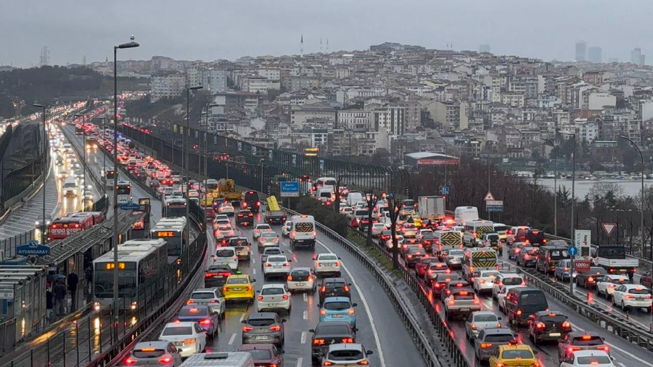 İstanbul’da sabah saatlerinde trafik yoğunluğu yaşanıyor haberi