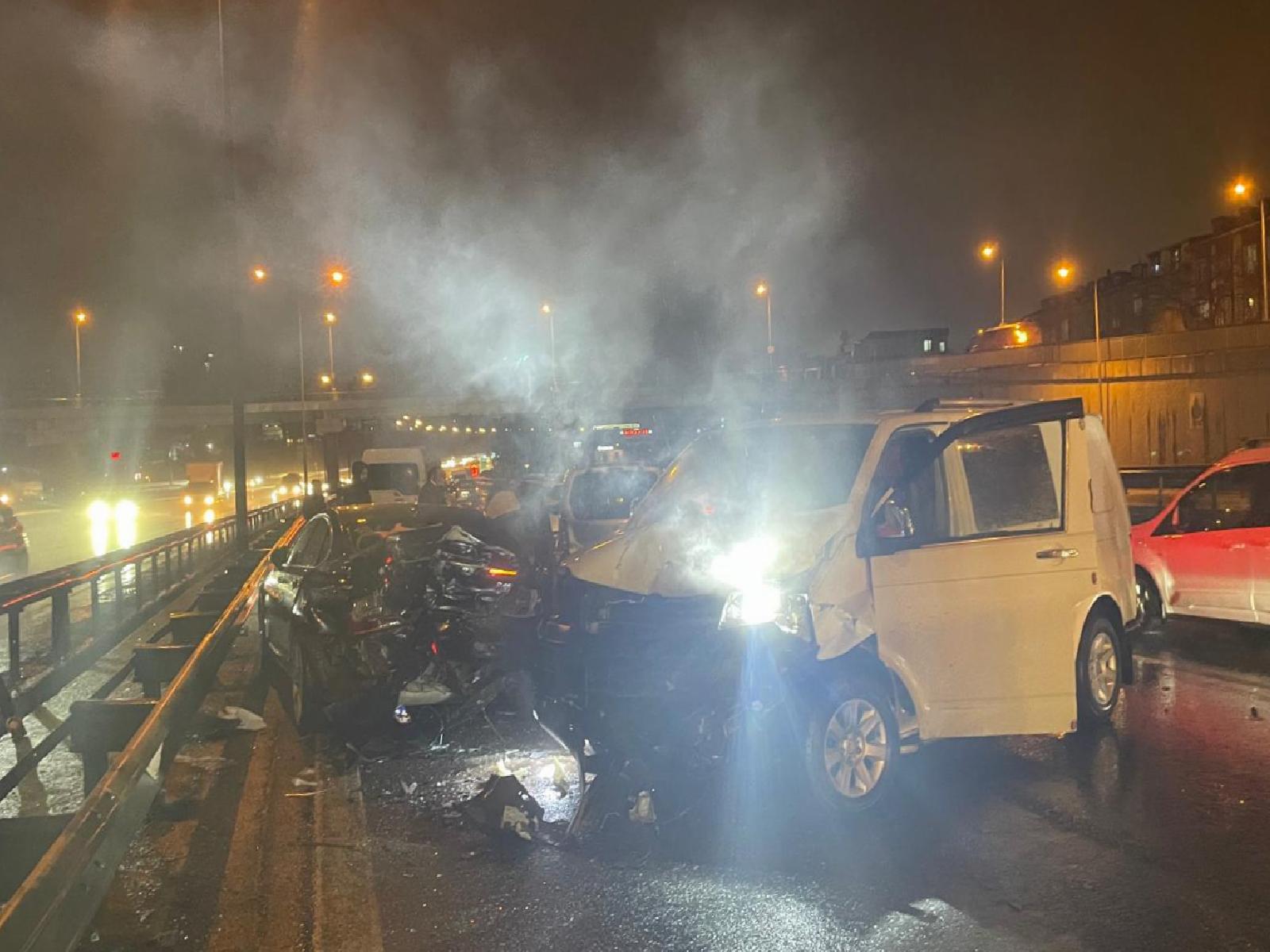 İstanbul’da TEM Otoyolu’nda meydana gelen zincirleme kazada 2 kişi yaralandı haberi