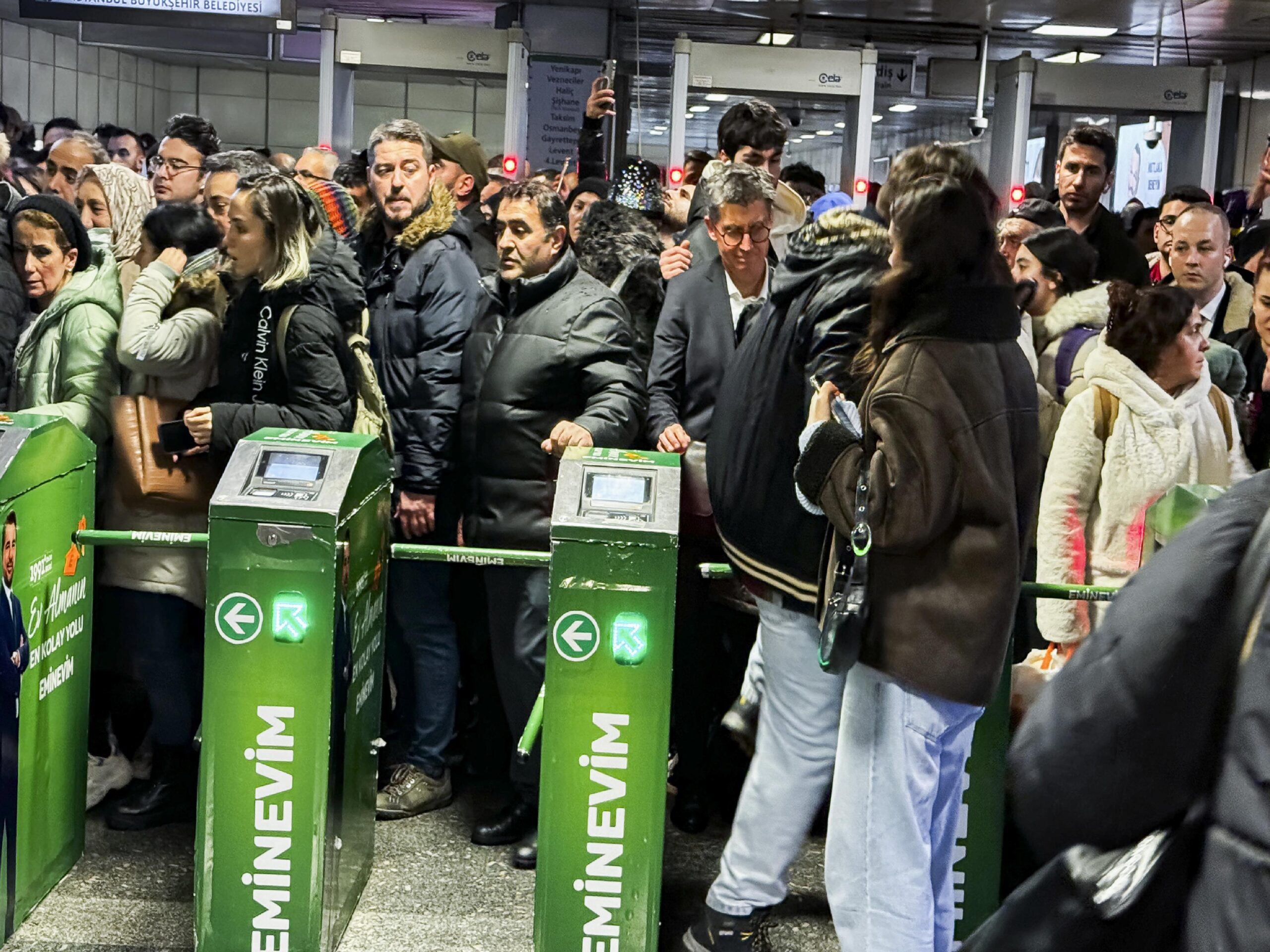 İstanbul’da toplu ulaşım istasyonlarında yoğunluk yaşanıyor haberi