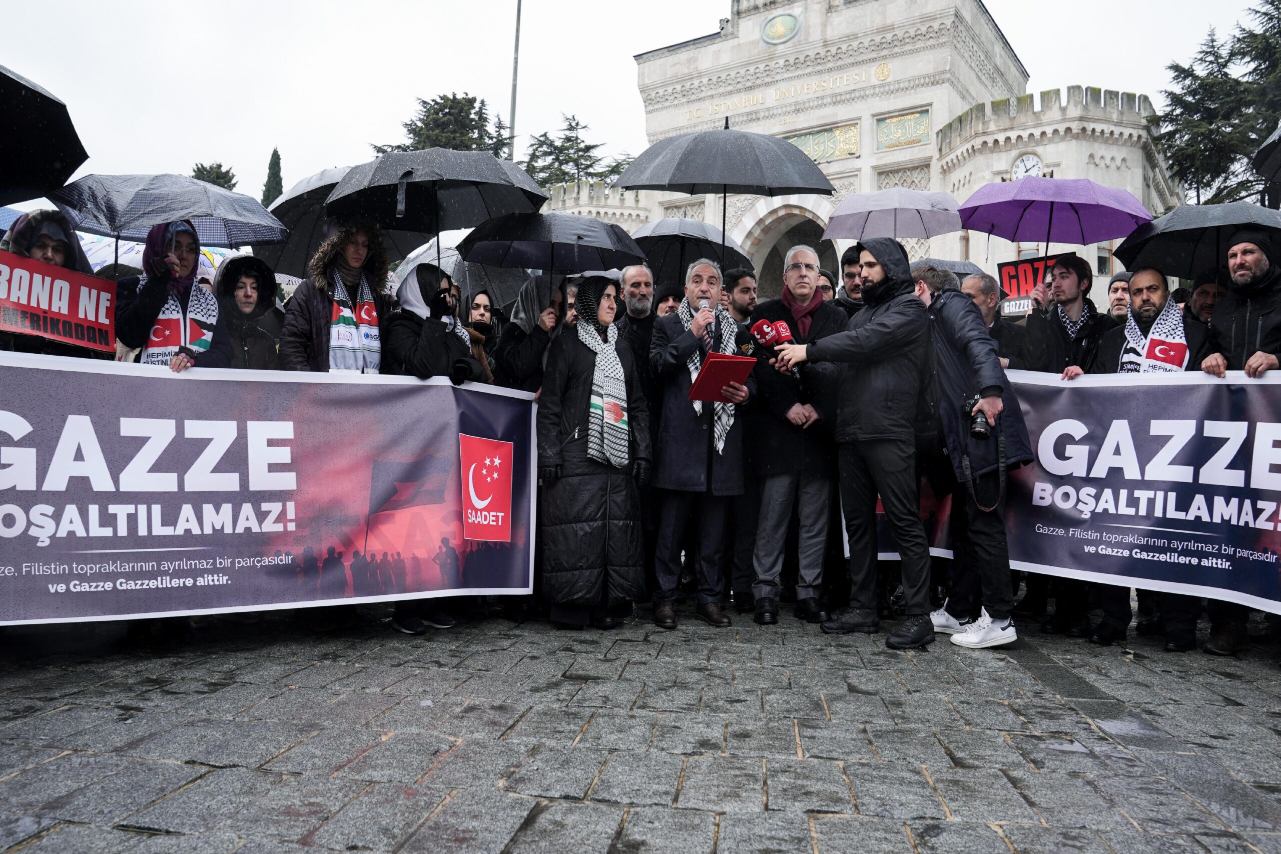 İstanbul’da Trump’ın Filistinlileri yerinden etme planına karşı protesto düzenlendi haberi