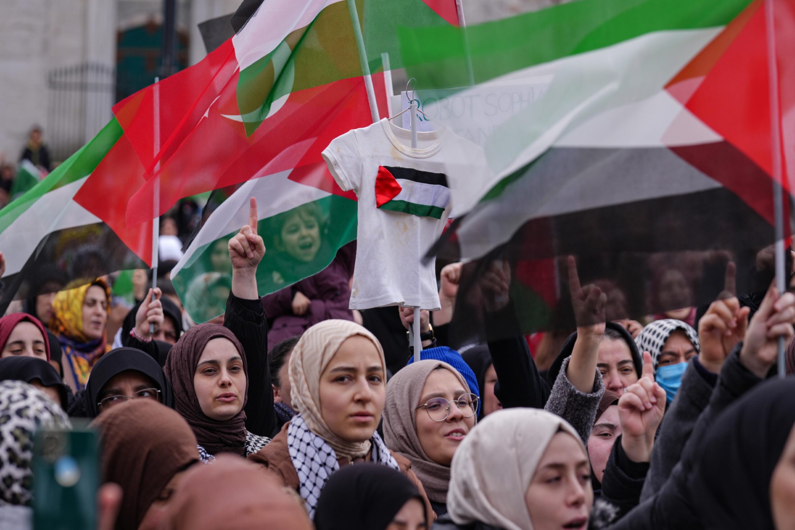 İstanbul’da Trump’ın Filistinlileri zorla yerinden etme planı protesto edildi haberi