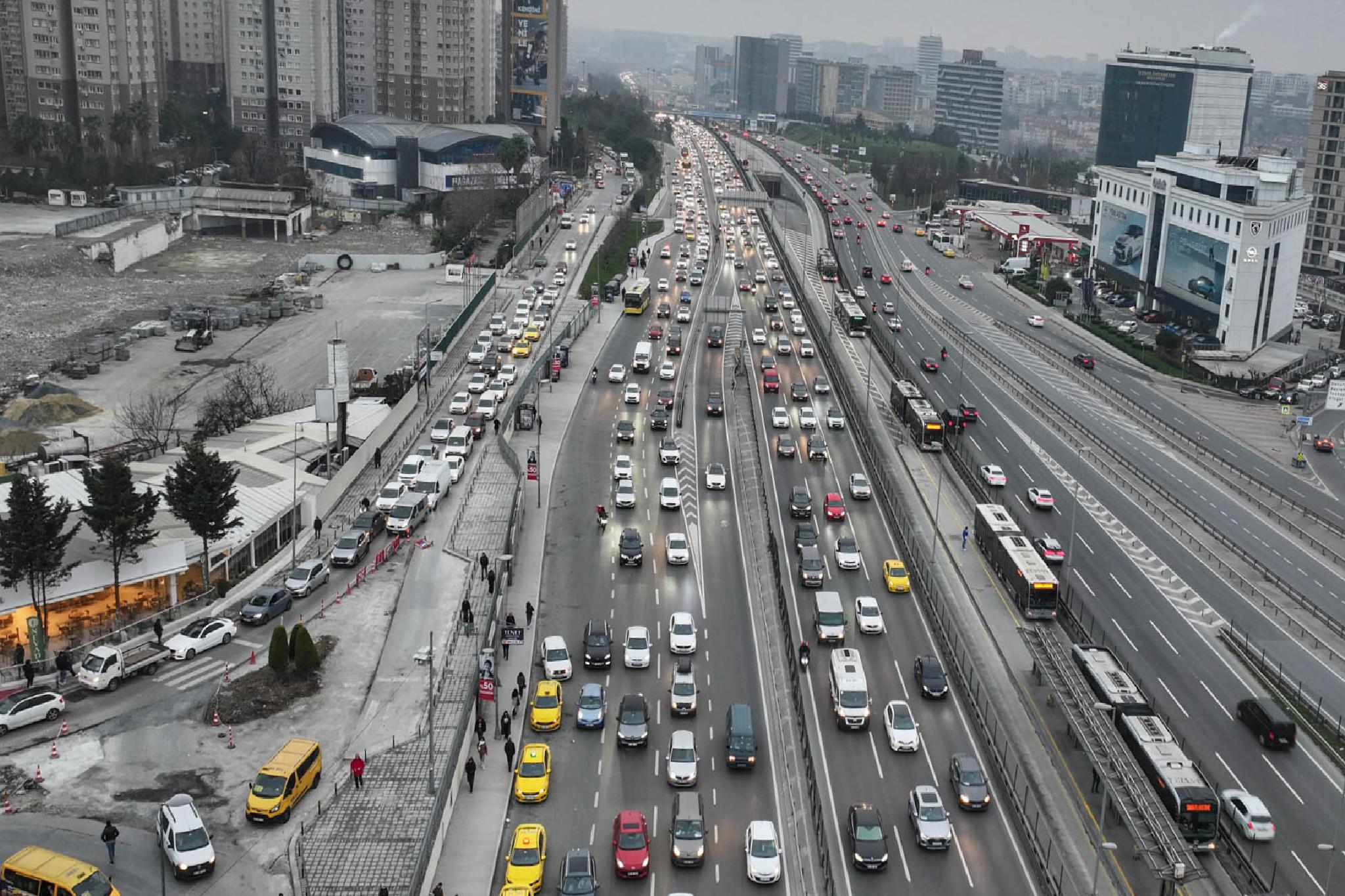 İstanbul’da yarıyıl tatilin ardından okulların açılmasıyla trafik yoğunluğu oluştu haberi