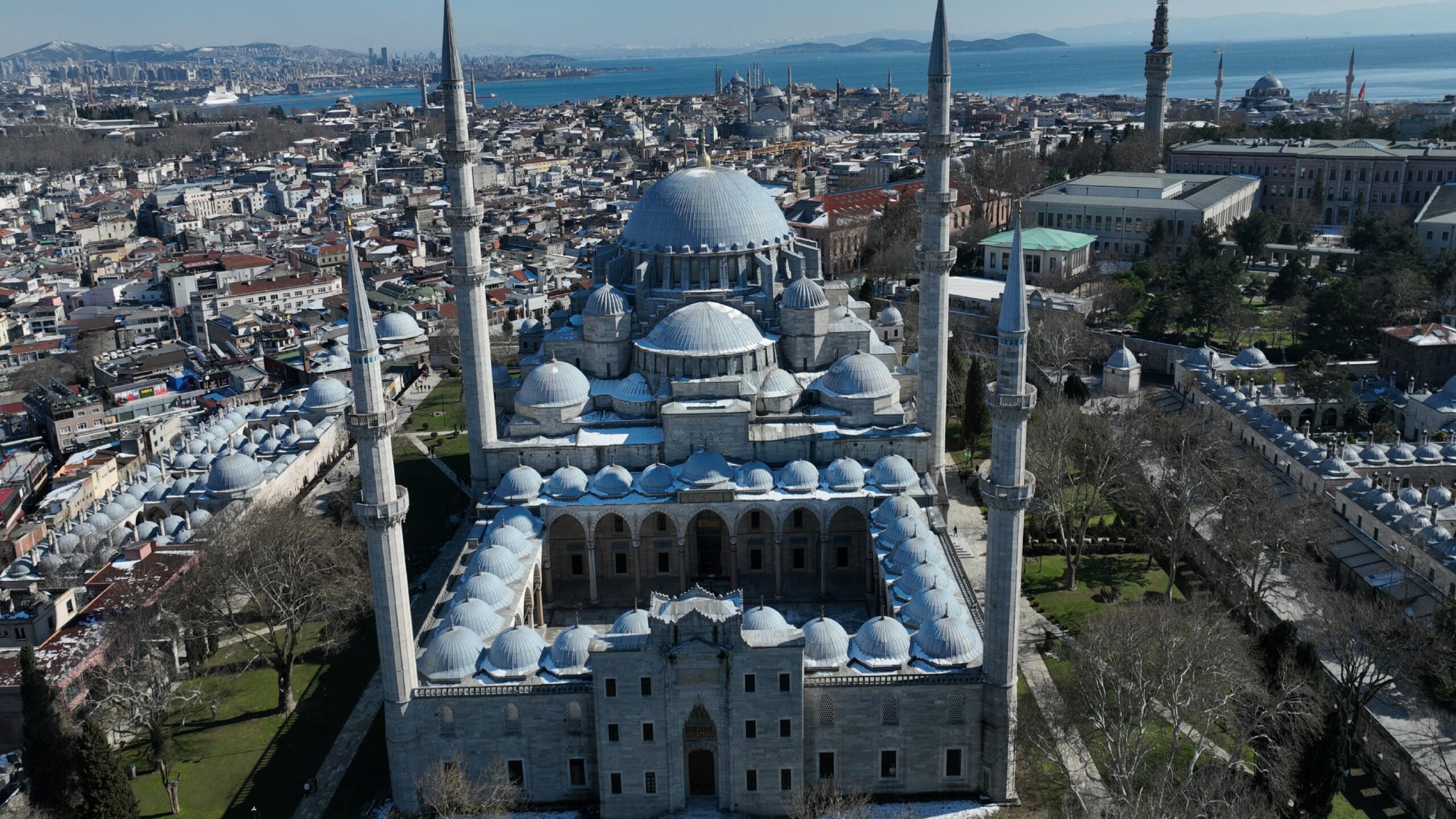 İstanbul’daki camiler mahyalarla süsleniyor haberi