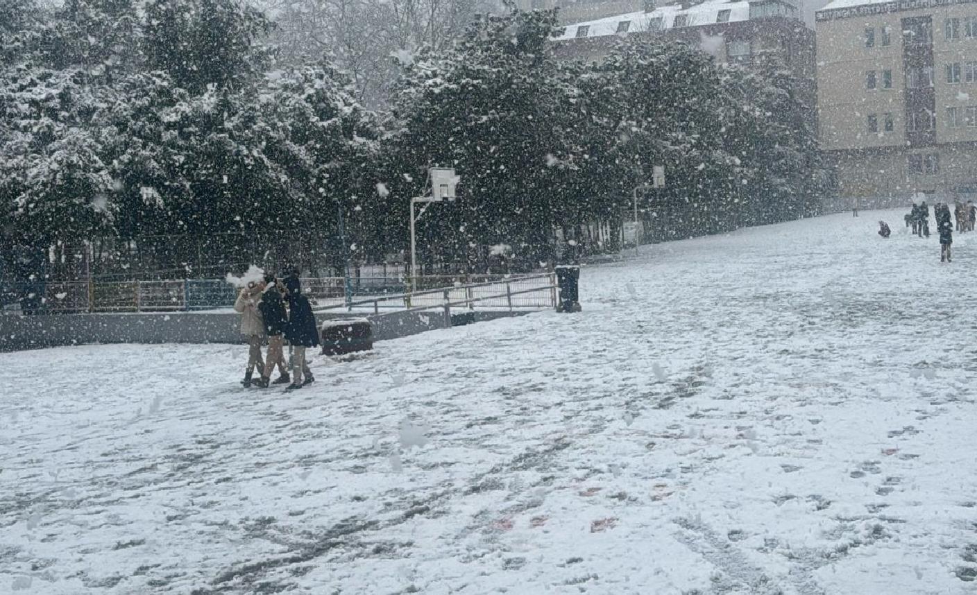 İstanbul’un bazı bölgelerinde kar yağışı etkisini artırdı haberi