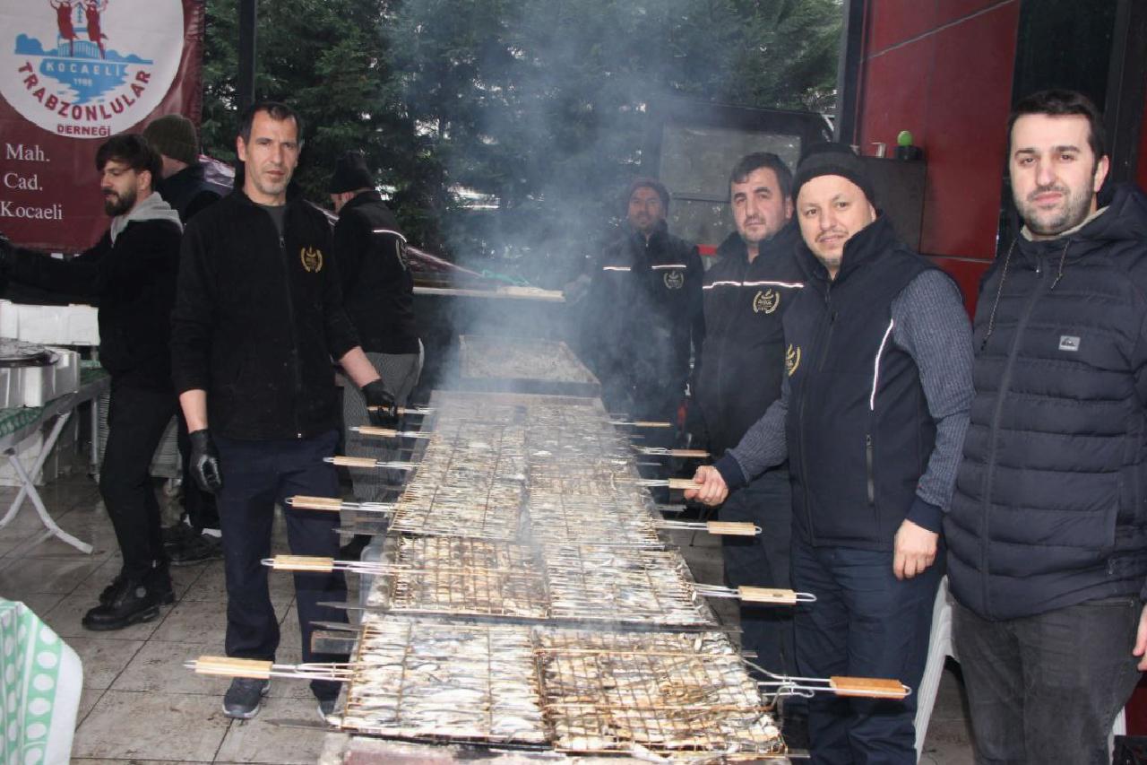 İzmit’te 1 ton hamsi dağıtıldı haberi